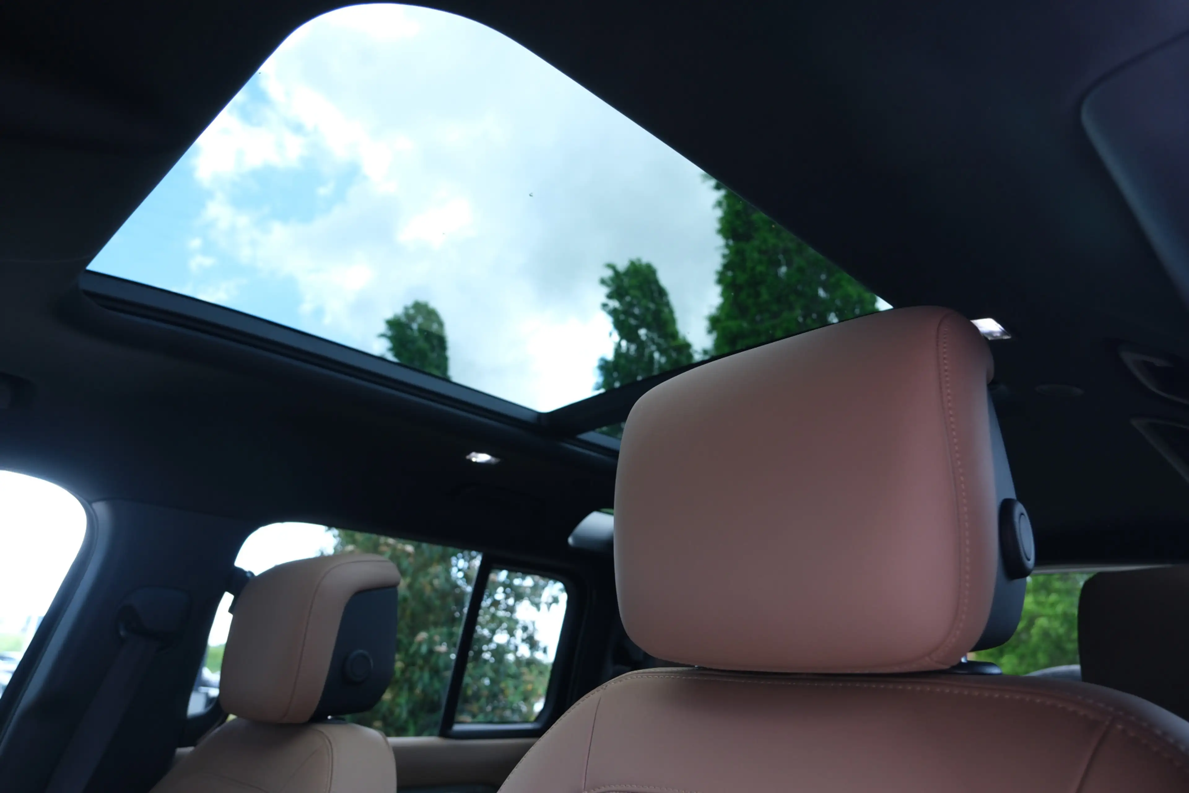 Land Rover Defender 110 P300e X-Dynamic HSE | HNP € 126060,- | Caraway — photo 24