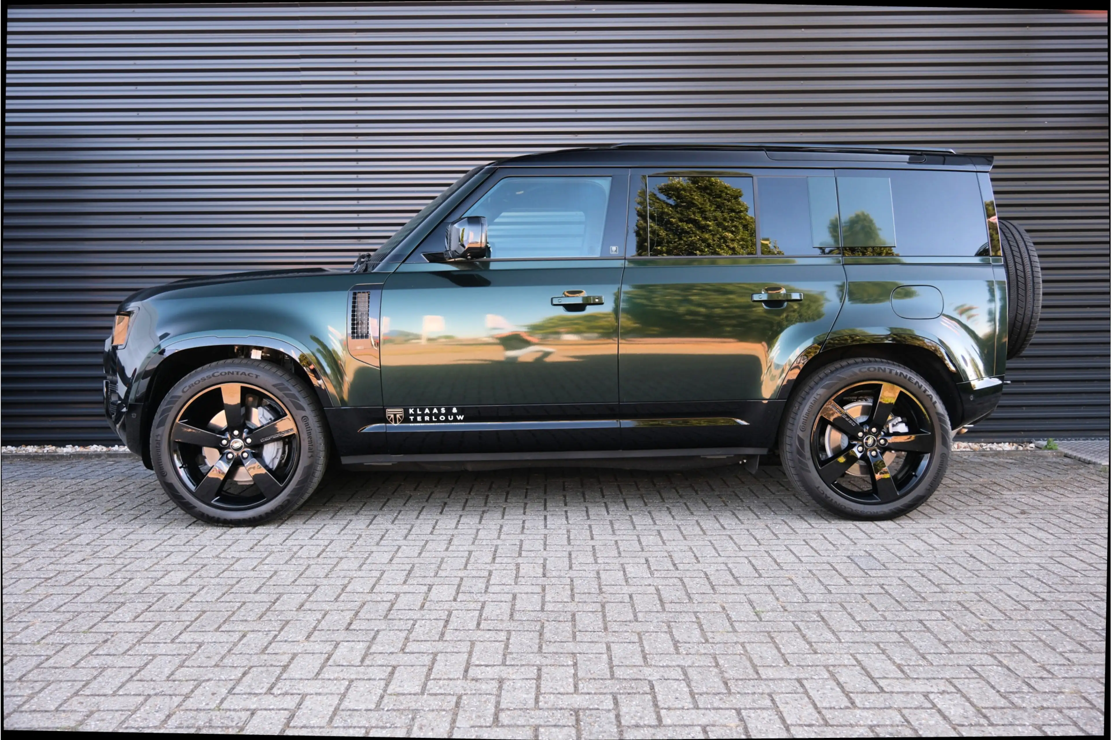 Land Rover Defender 110 P300e X-Dynamic HSE | HNP € 126060,- | Caraway — photo 2