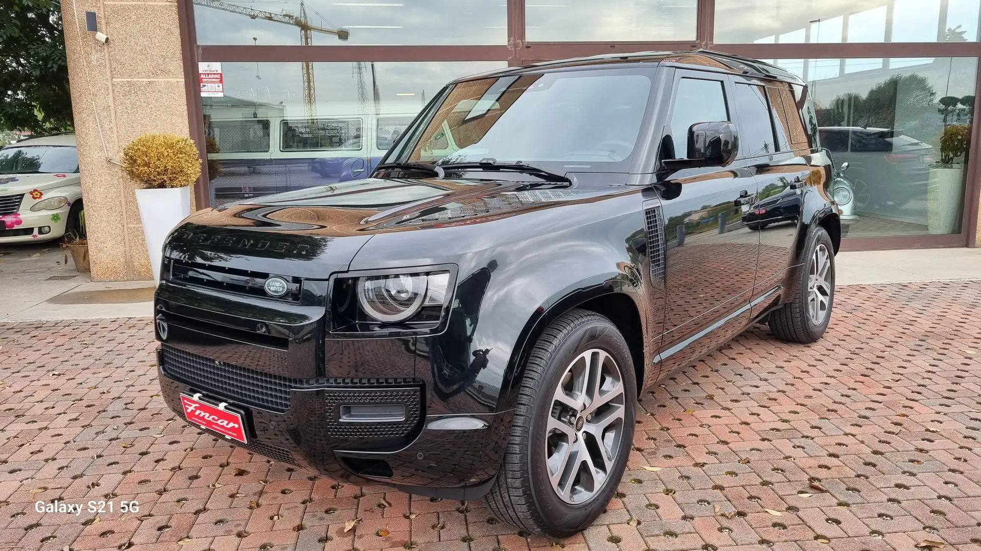 Land Rover Defender Defender 110 3.0d i6 250  X-Dynamic HSE Schwarz - 1