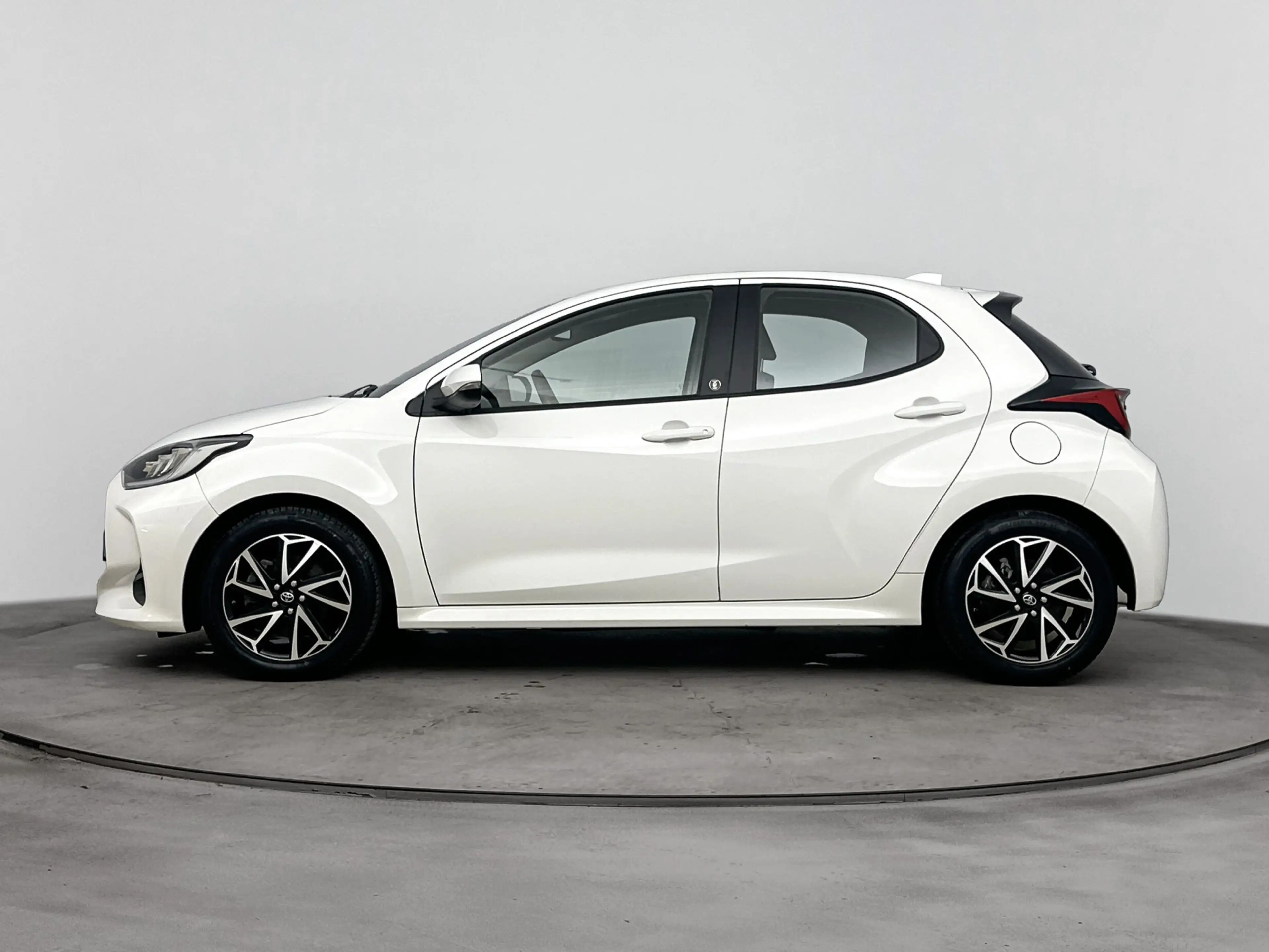 Toyota Yaris 1.5 Hybrid 115 First Edition | Cruise Control Adap — photo 3