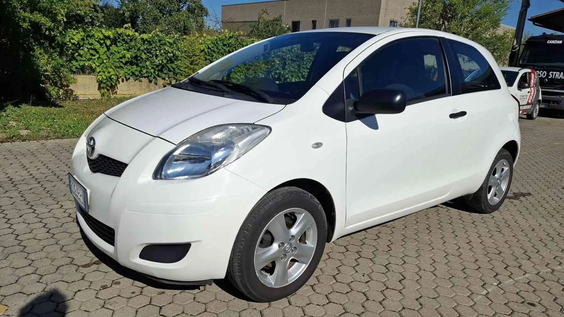 Toyota Yaris 1.0 3 porte Now UNICO PROPRIETARIO Bianco - 1