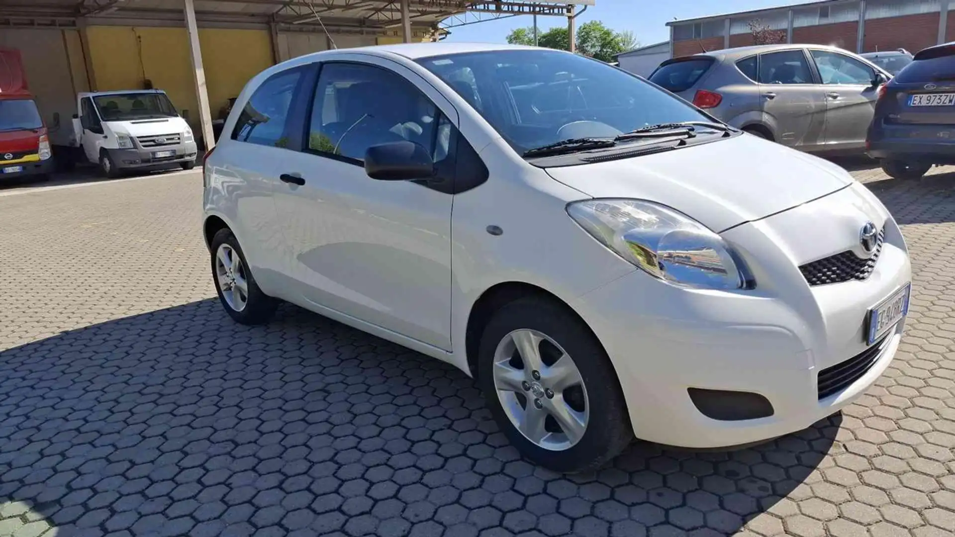 Toyota Yaris 1.0 3 porte Now UNICO PROPRIETARIO Bianco - 2