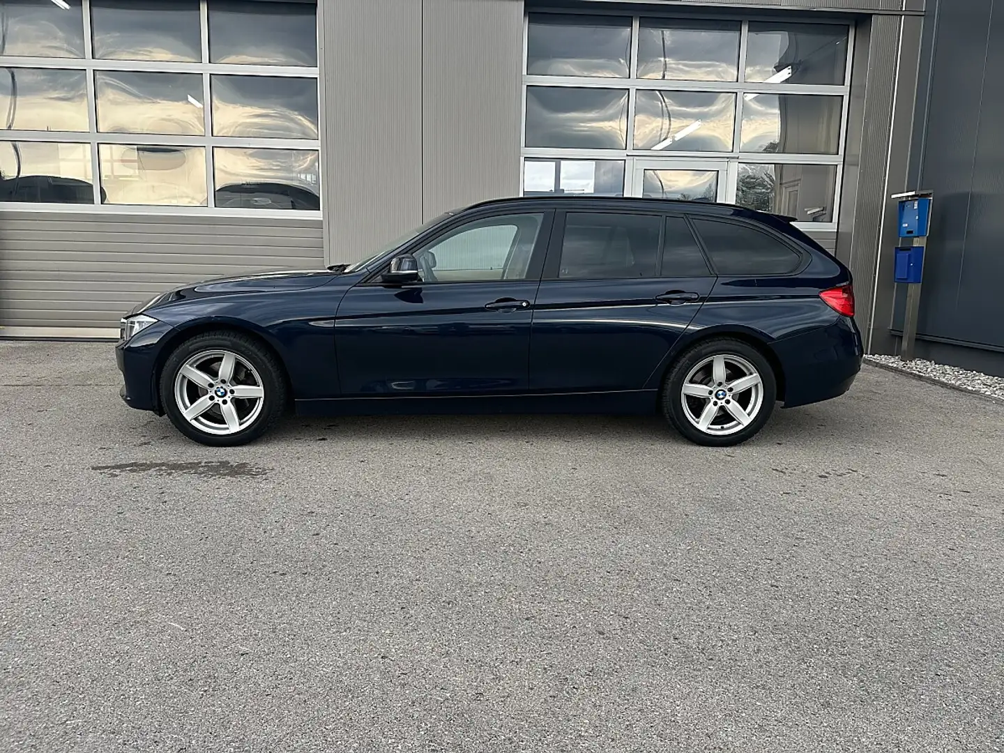 BMW 320 d xDrive Touring Österreich-Paket Aut. Blau - 2