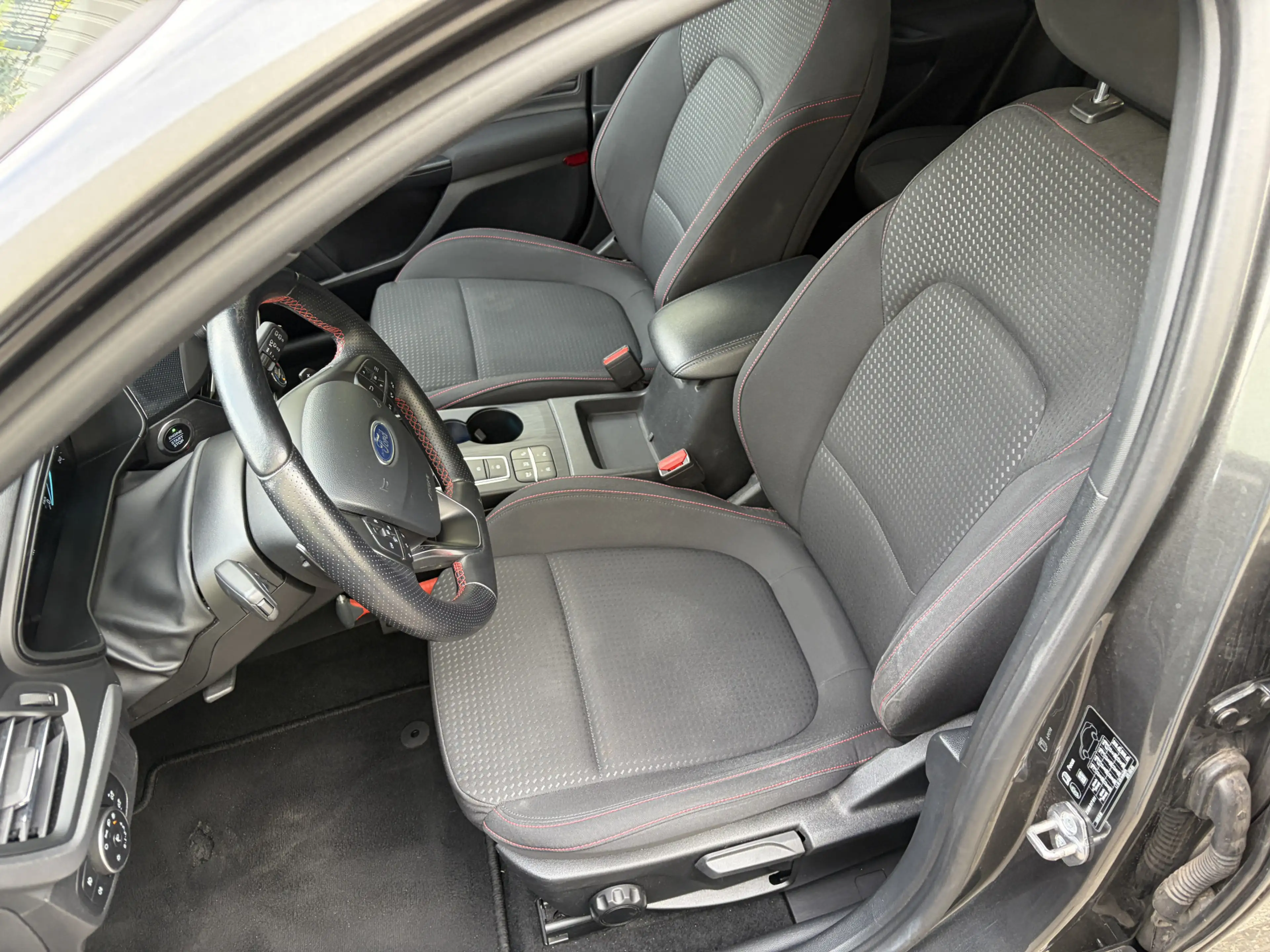 Ford Focus 1.5 EcoBoost ST Line Business / AUTOMAAT / NAVI / — photo 8