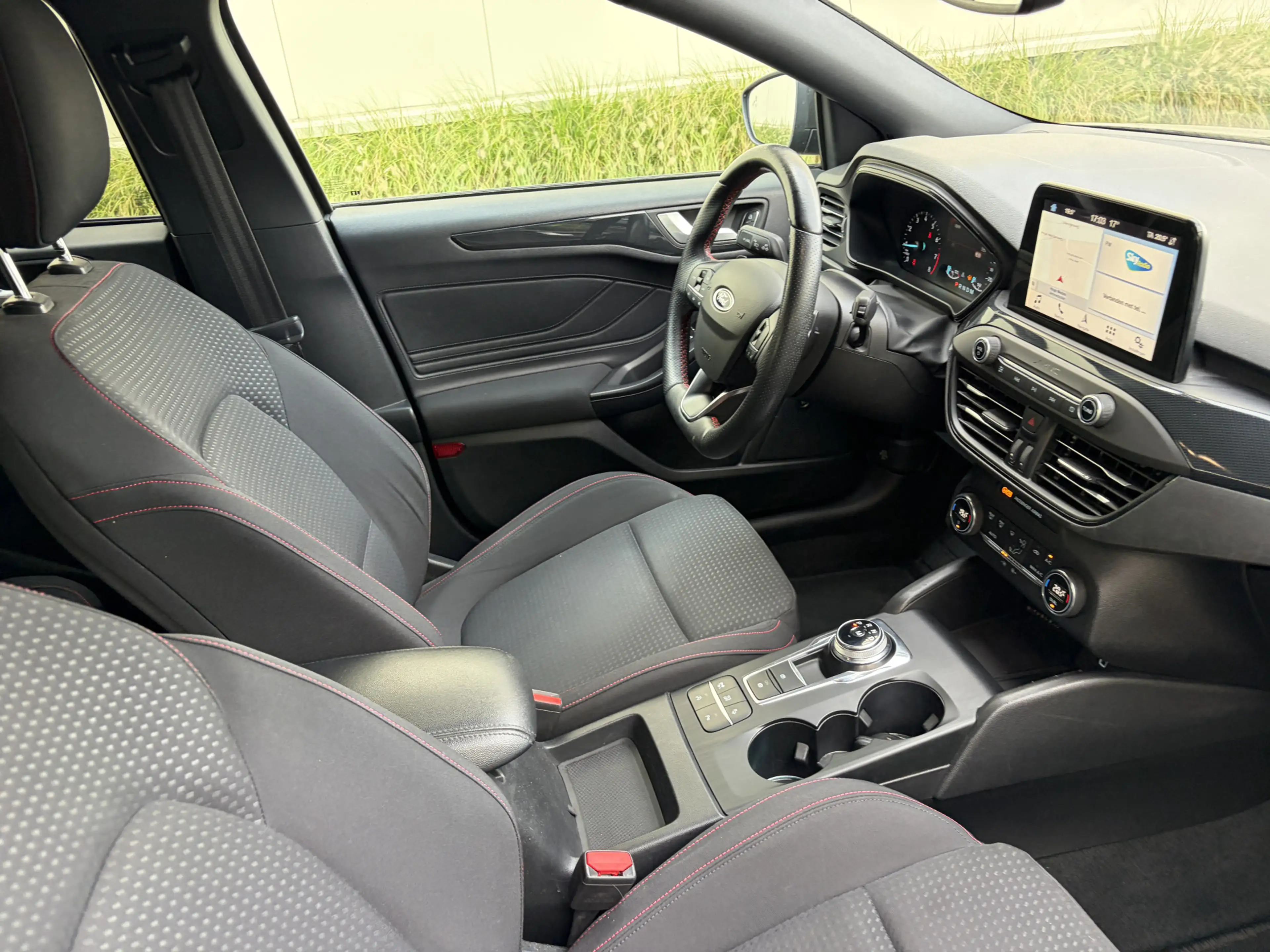 Ford Focus 1.5 EcoBoost ST Line Business / AUTOMAAT / NAVI / — photo 24