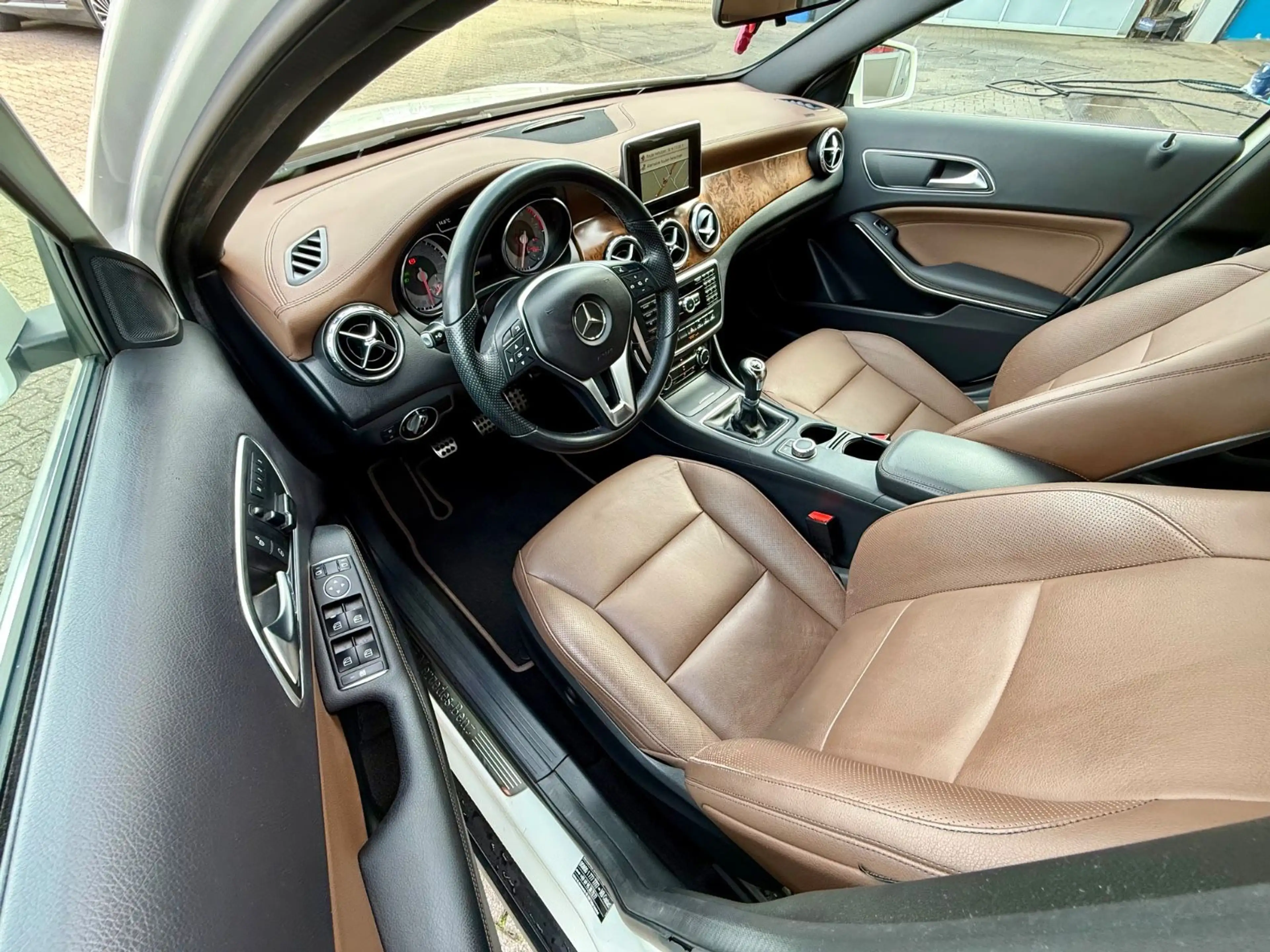 Mercedes-Benz GLA 200 GLA GLA 200 *TÜV & INSPEKTION NEU* — photo 8