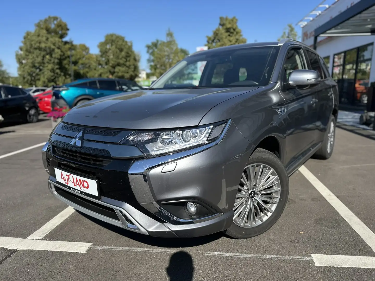 Mitsubishi Outlander 2.4 PHEV  4WD Klimaaut. Kamera DAB PDC Silber - 2