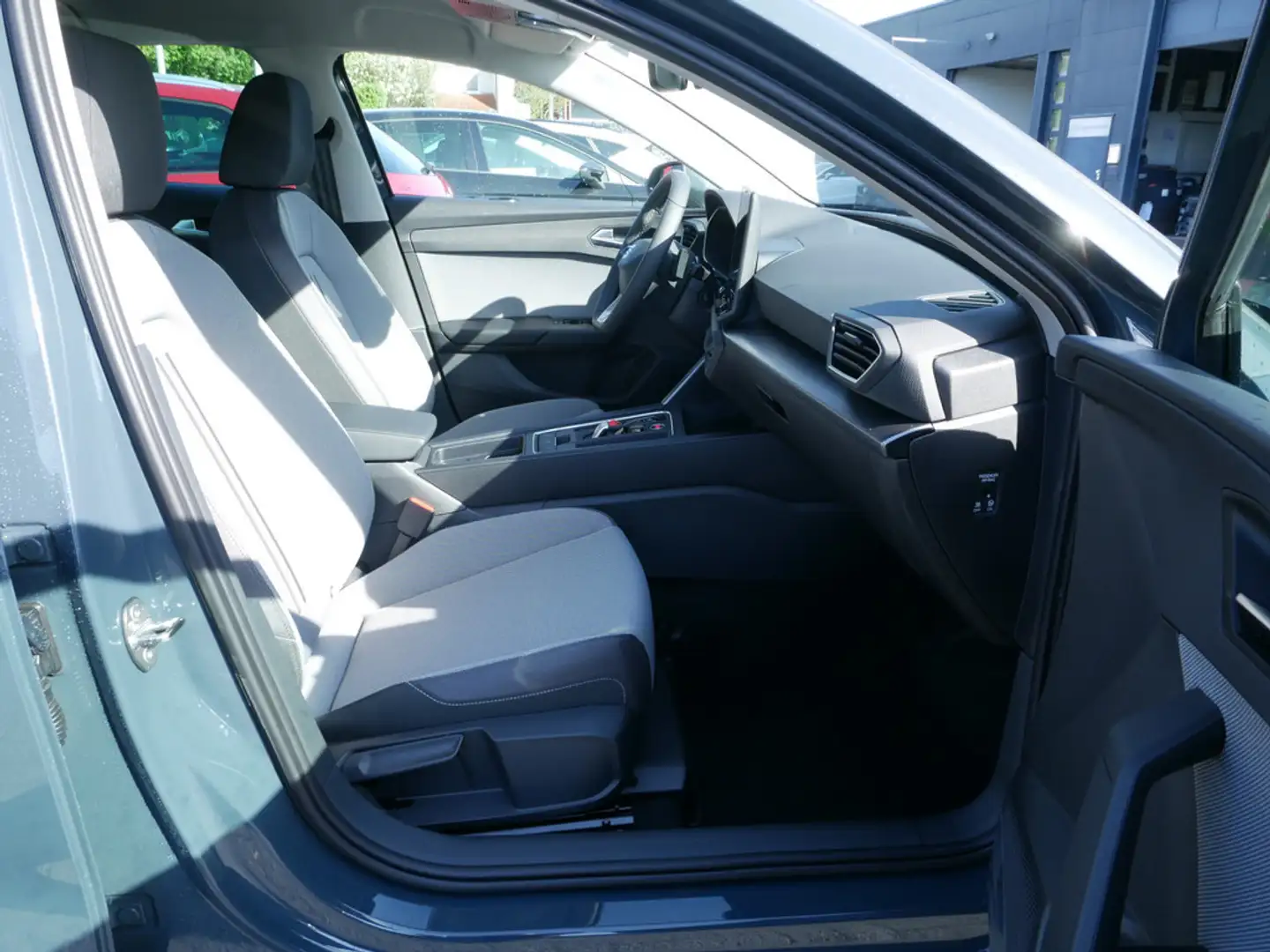 SEAT Leon Style Edition 1.5 eTSI SHZ NAVI ACC LED Blauw - 2