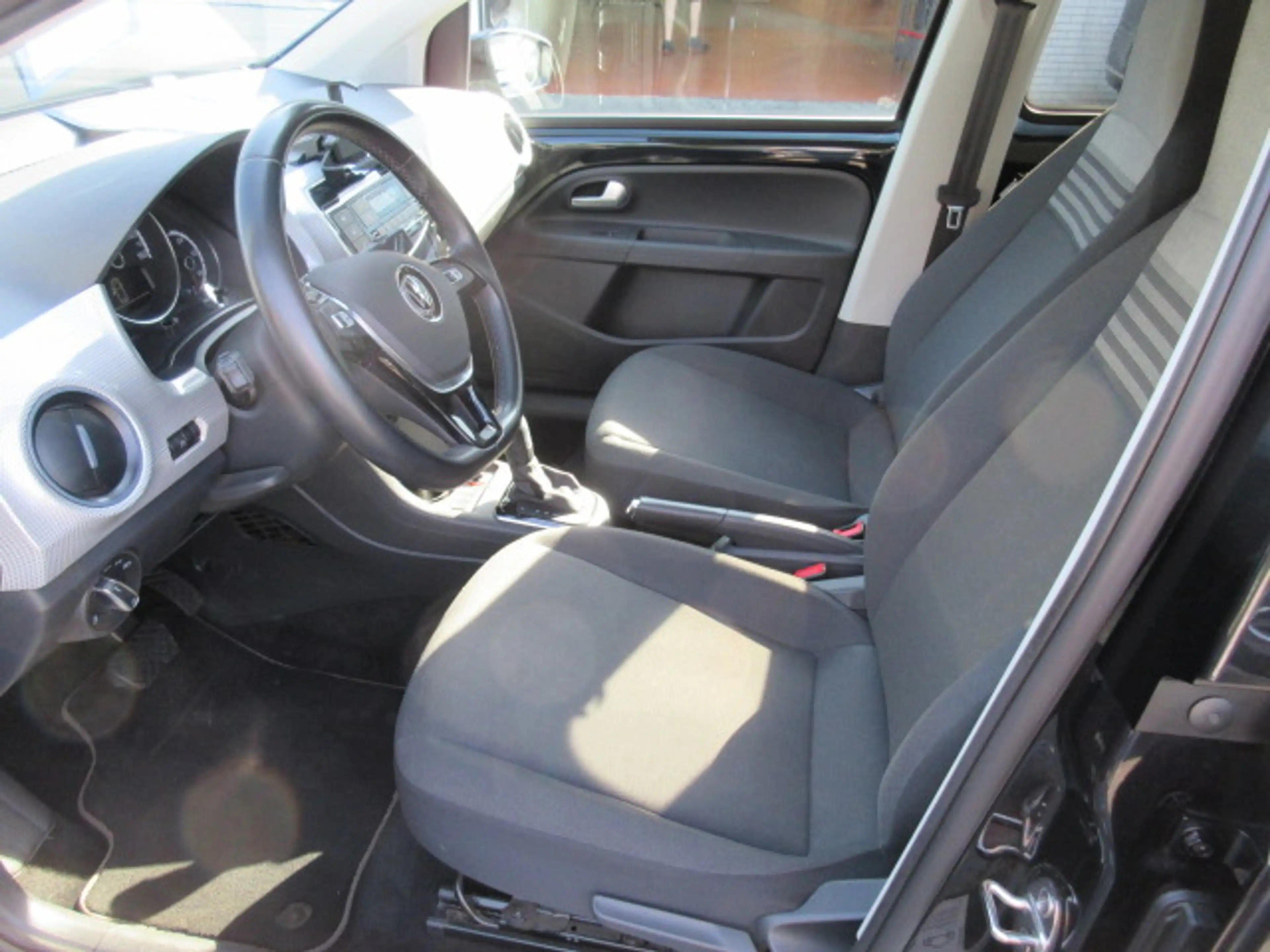 Volkswagen e-up! "Max" Automatik NAVIV. KAMERA GRA ALU APS SITZHEIZUNG CLIMATRONIC — photo 7