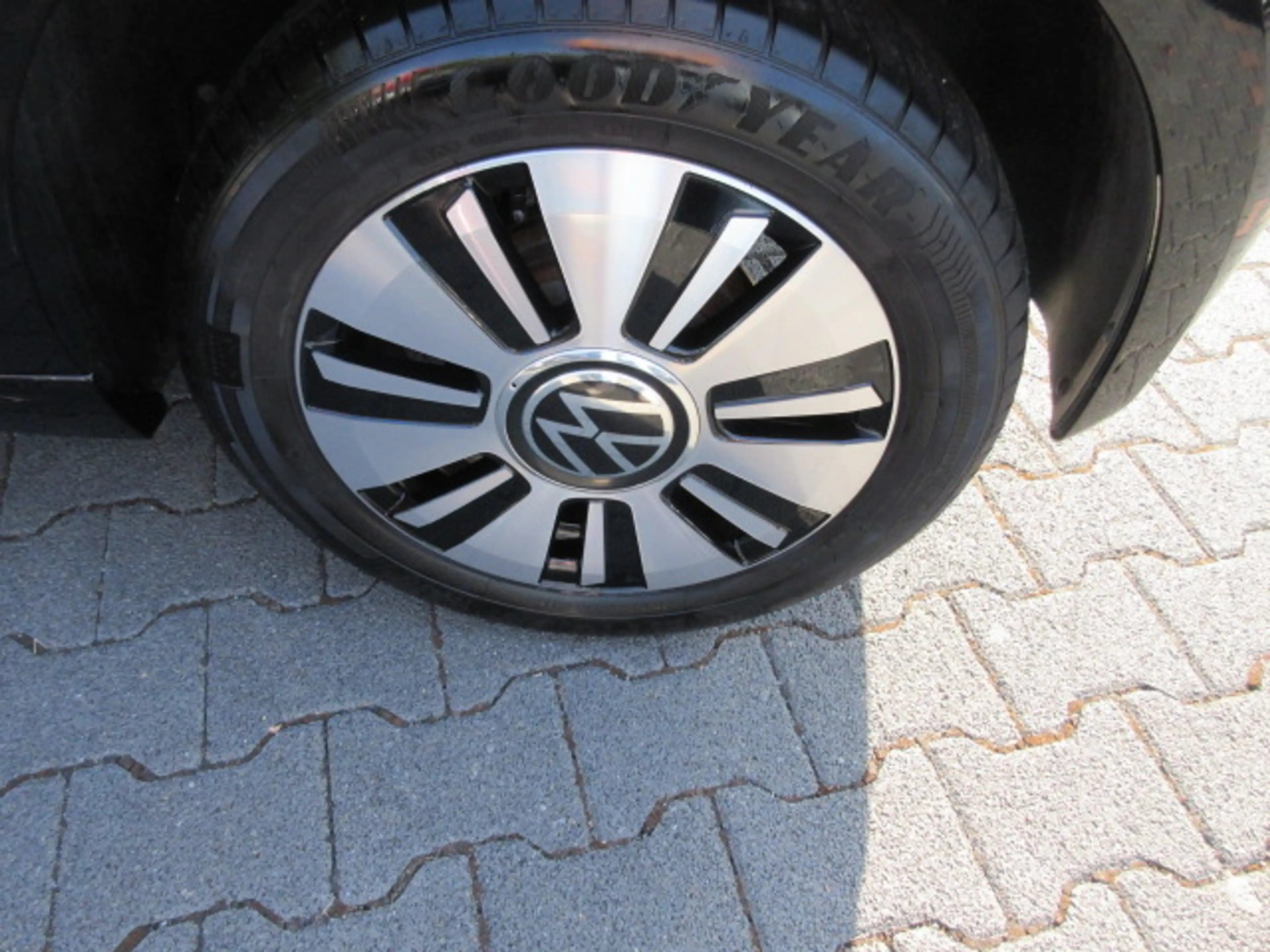 Volkswagen e-up! "Max" Automatik NAVIV. KAMERA GRA ALU APS SITZHEIZUNG CLIMATRONIC — photo 6