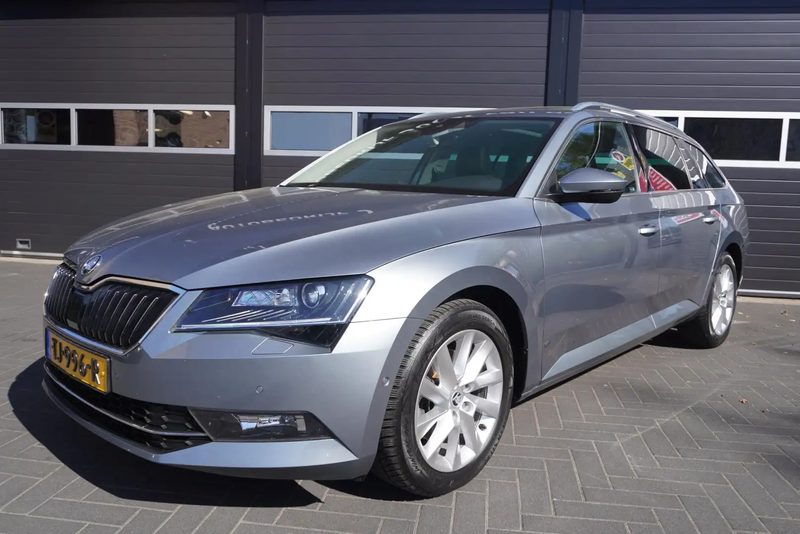 Skoda Superb Combi 1.4 TSI ACT Style Business Aut/Pano.dak/Clim Gris - 1