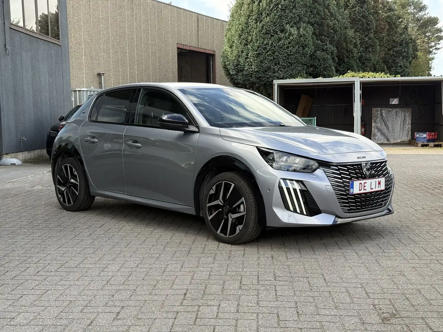 Peugeot 208 GT 1.2T 100pk *Navi*LED*CarPlay*360° Camera* Grijs - 2