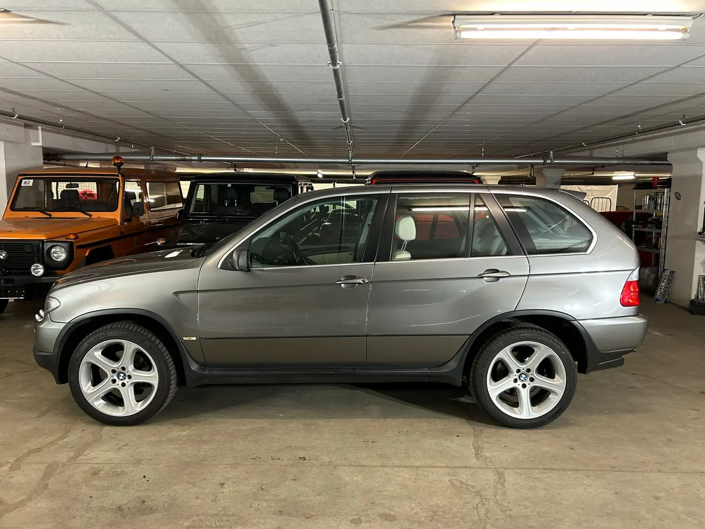 BMW X5 4.4 i Grau - 2
