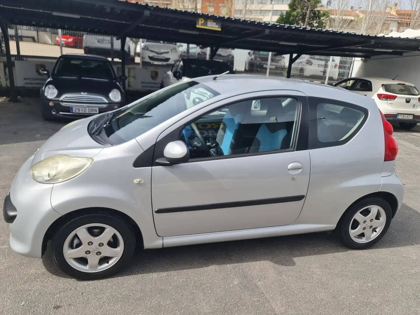 Peugeot 107 107+1.0i+Urban+Move+2+Tronic+Urban+Move Plateado - 1