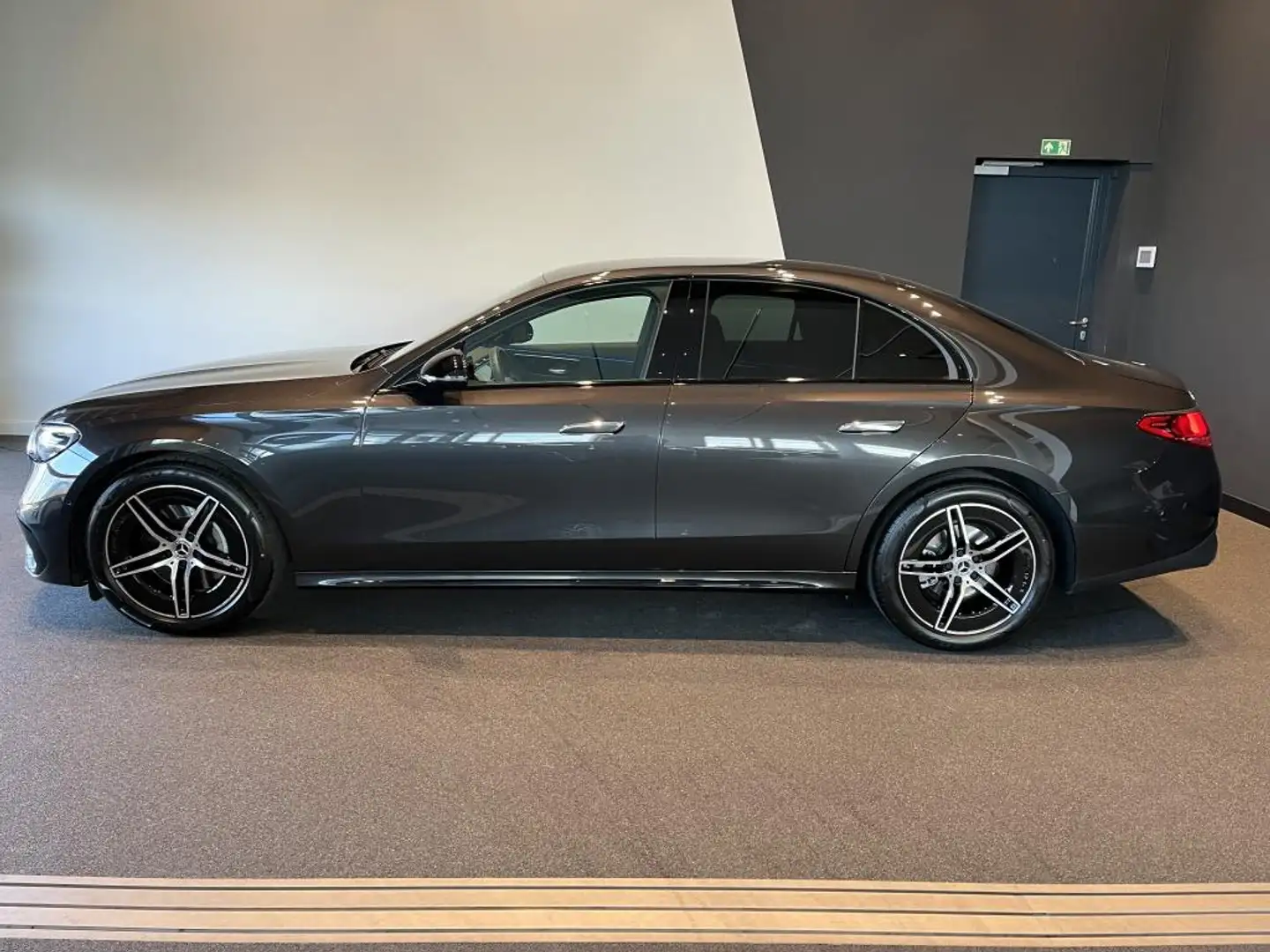 Mercedes-Benz E 200 AMG +Night+Navi+Distronic+Kamera+MBUX+Ambi Grau - 2