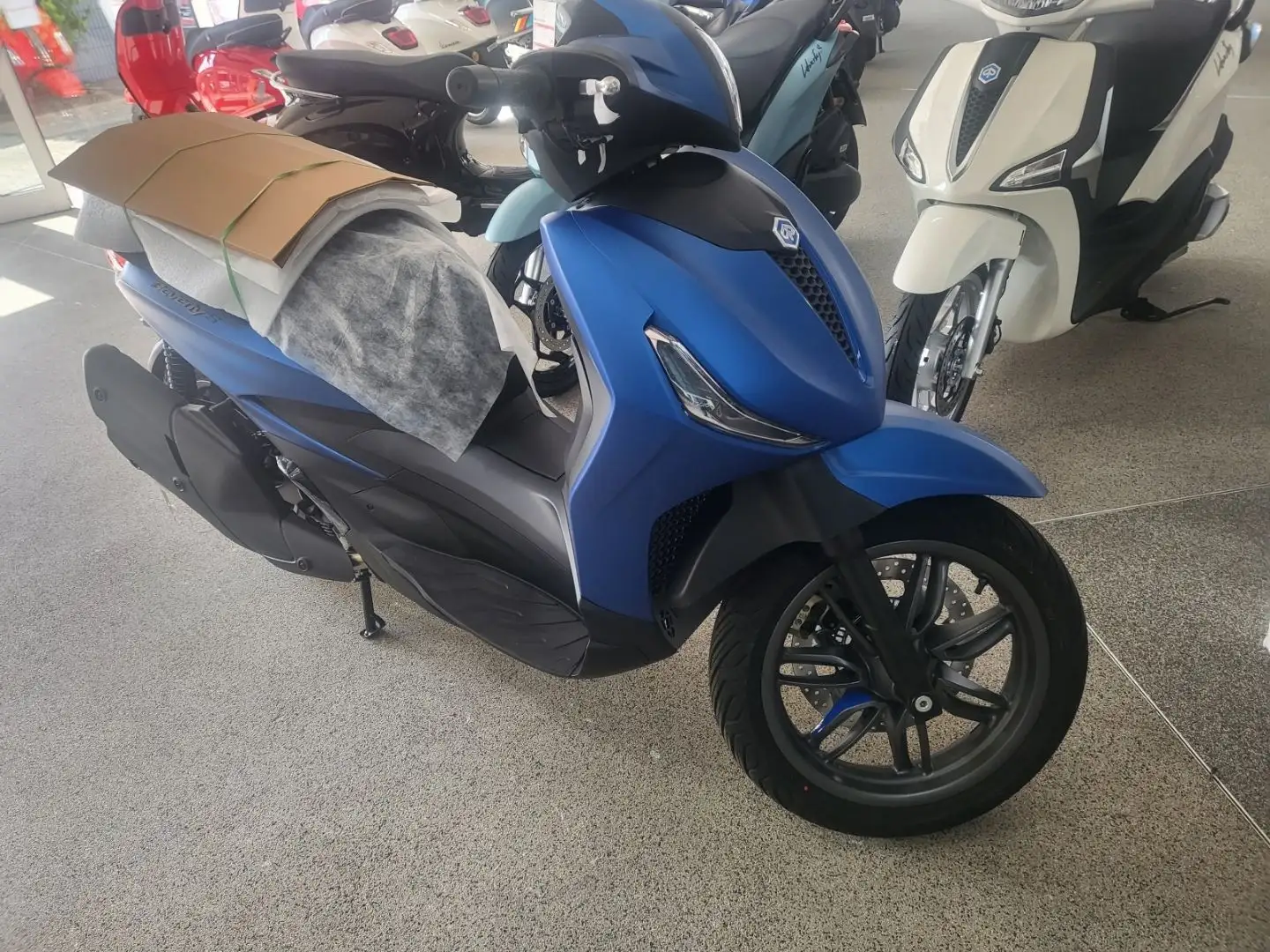 Piaggio Beverly 400 S E5+ Green & Blau auf Lager Verde - 2