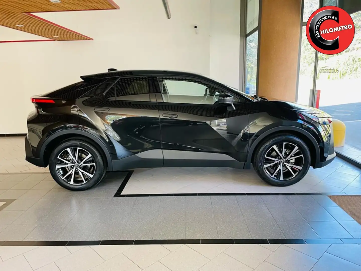 Toyota C-HR 1.8 hv Active fwd e-cvt Grijs - 1