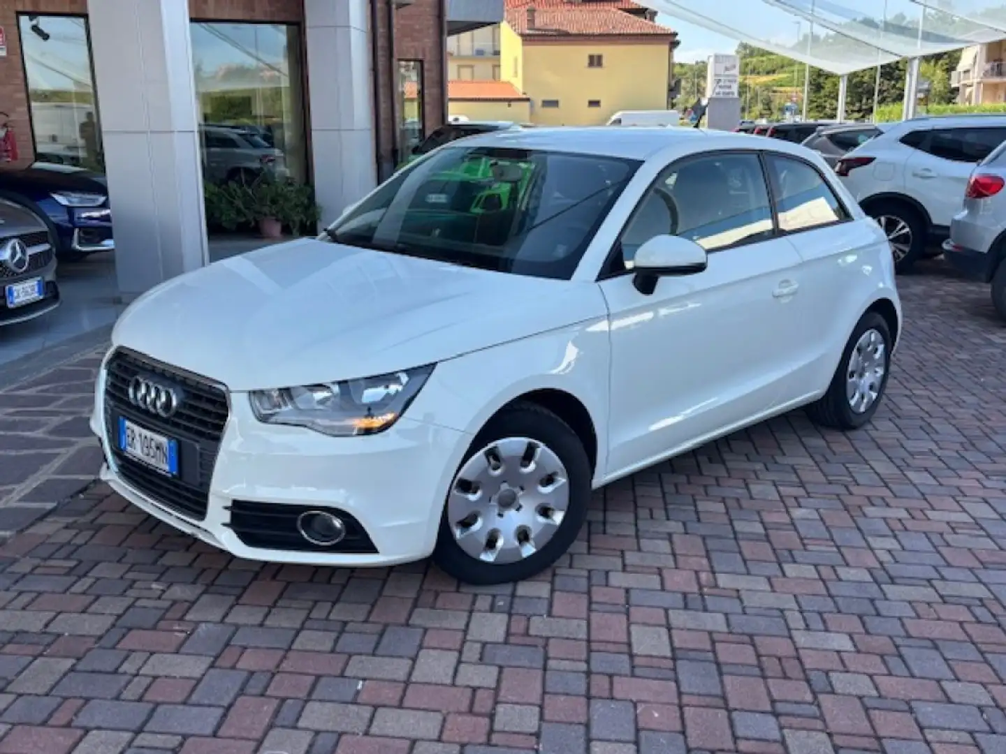 Audi A1 1.6 TDI Attraction White - 1