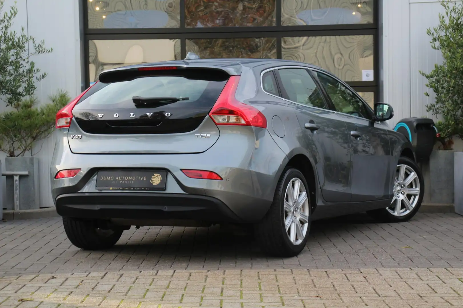 Volvo V40 1.5 T2 Inscription Aut. - LEDER - FULL LED - NAVI Gris - 2