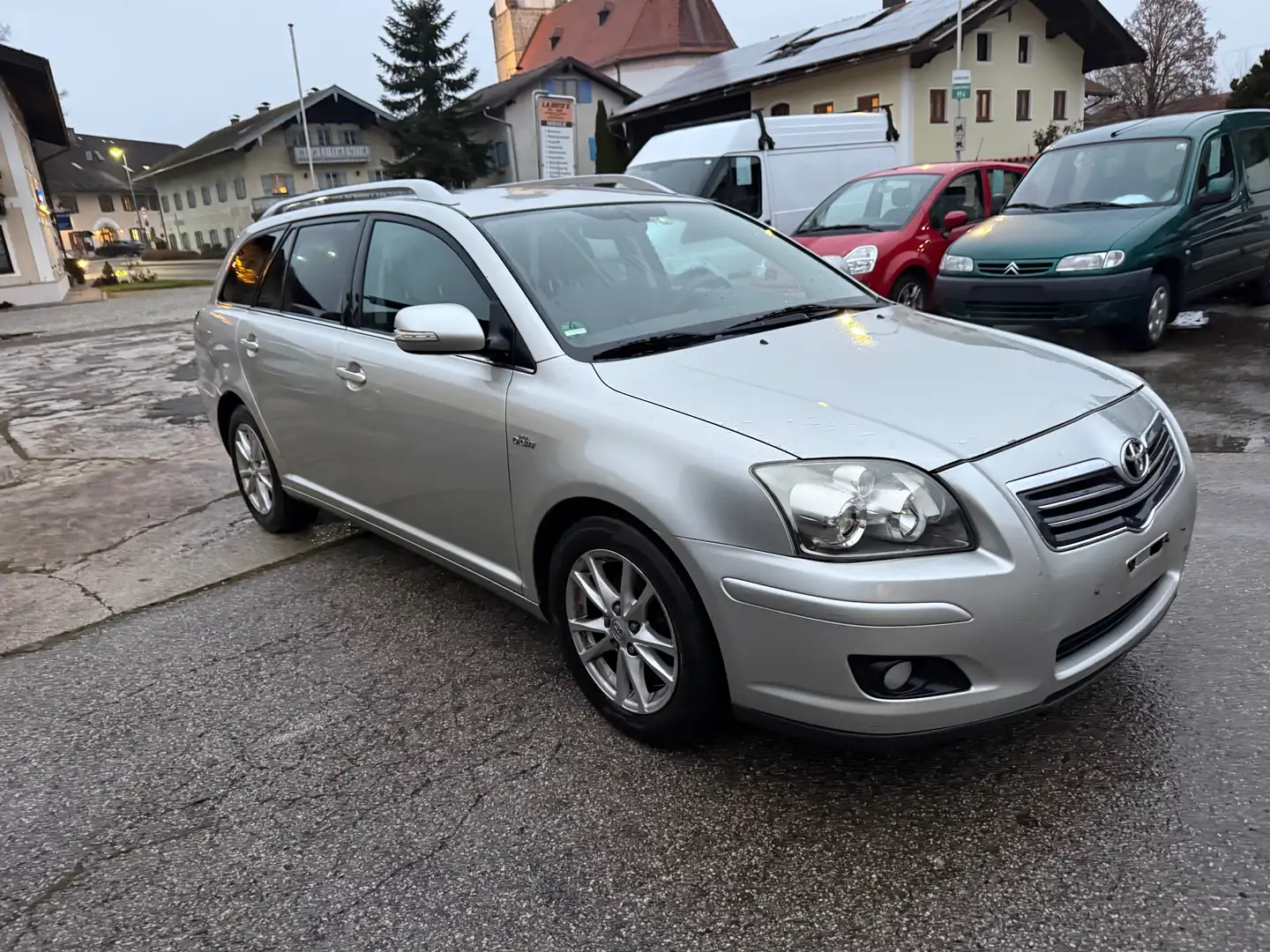 Toyota Avensis 2.2 D-CAT Sol Grau - 1