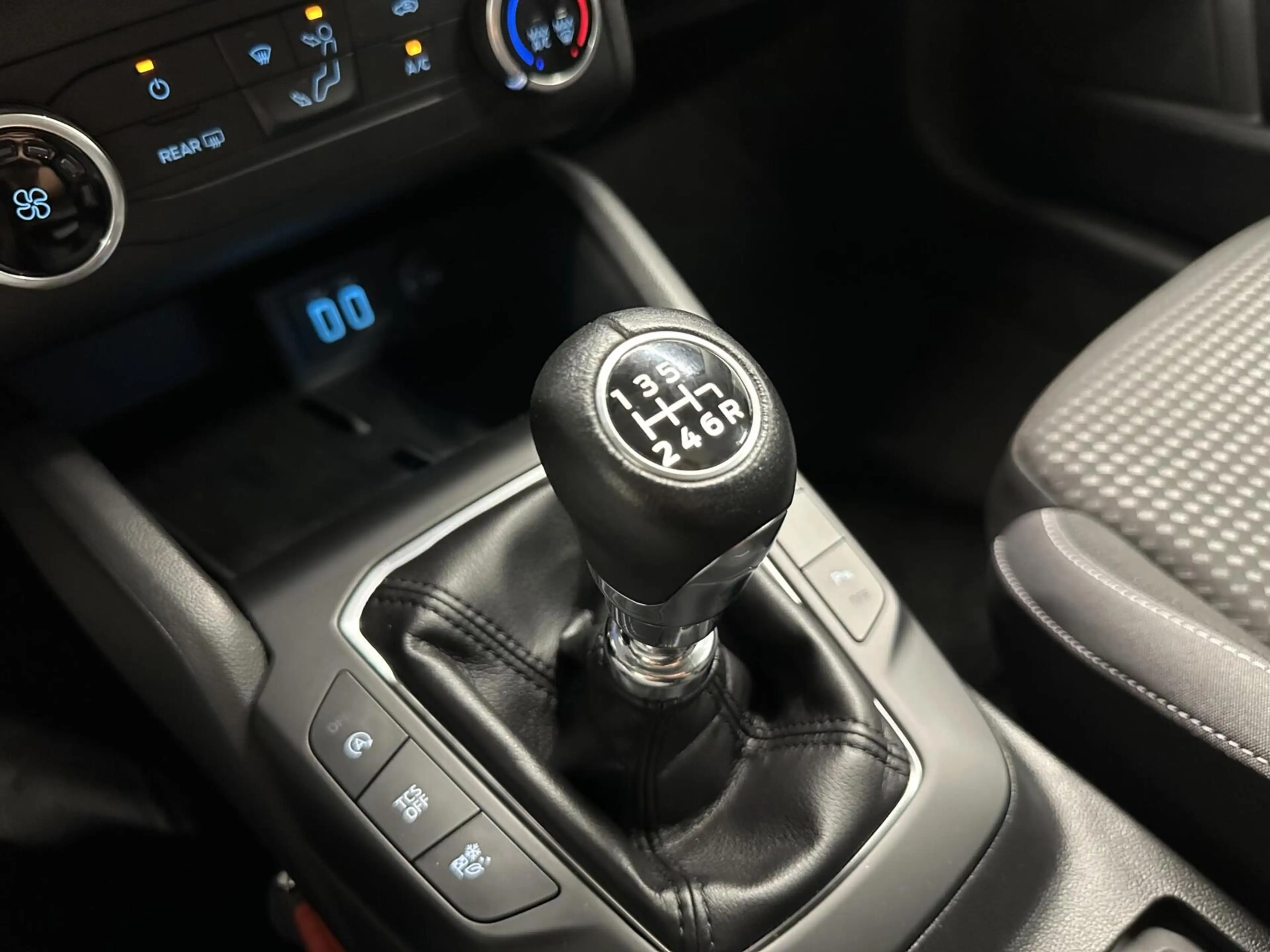 Ford Focus Wagon 1.0 EcoBoost Trend Edition Business CARPLAY — photo 36