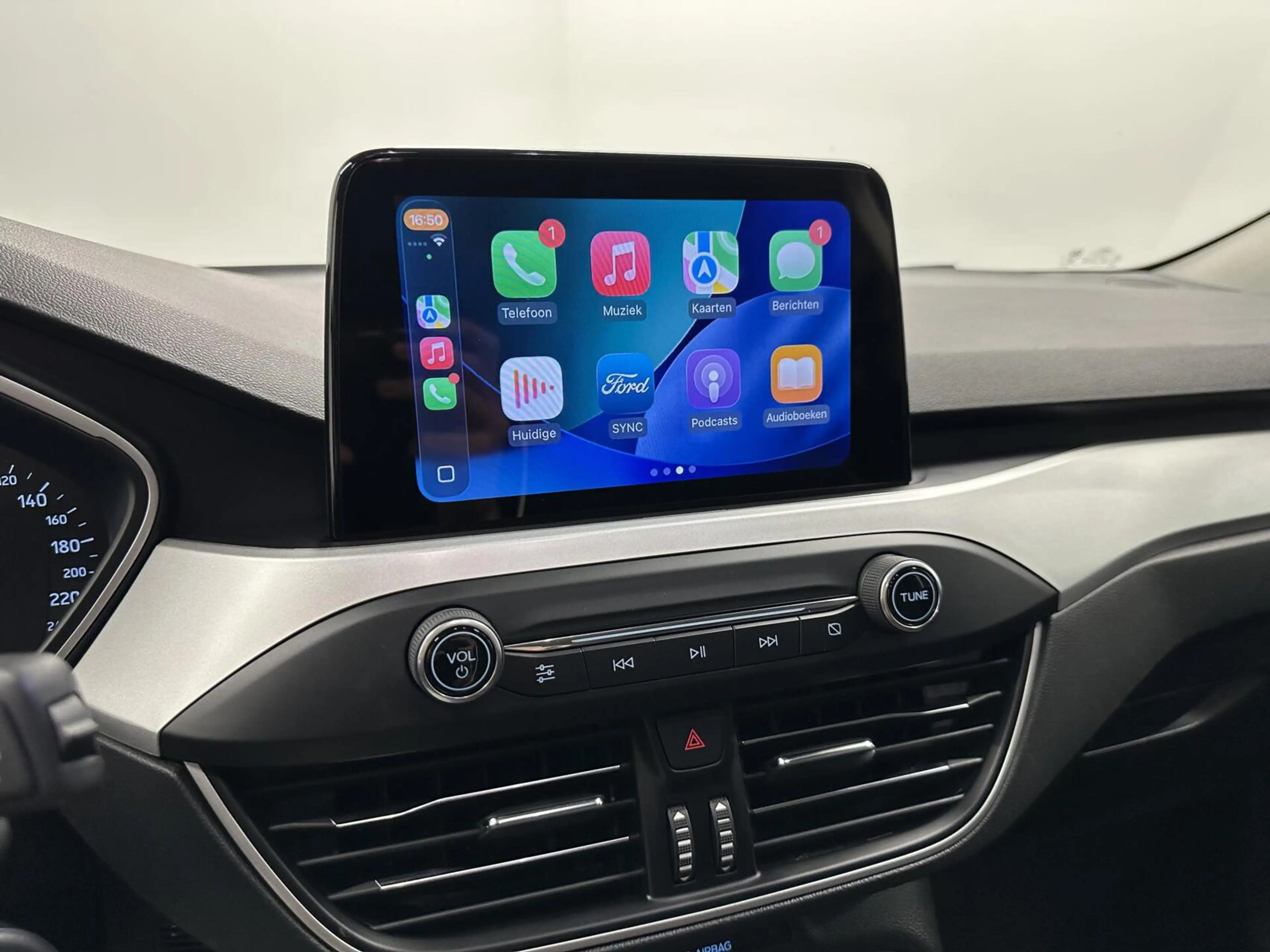 Ford Focus Wagon 1.0 EcoBoost Trend Edition Business CARPLAY — photo 34