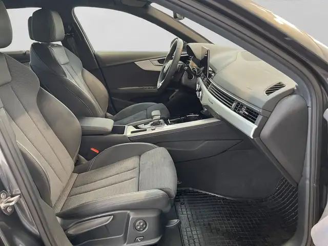 Audi A4 view 4