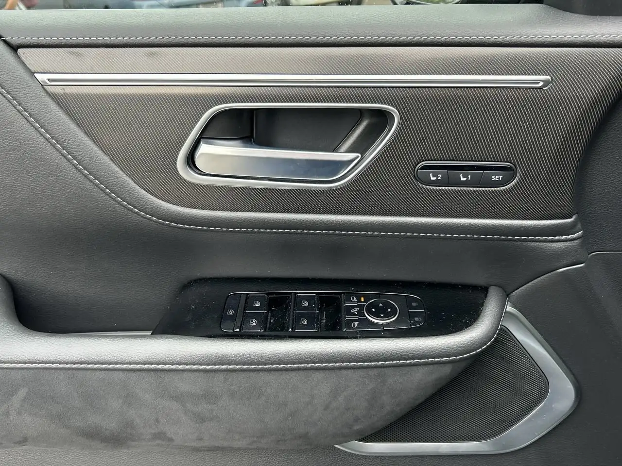 Infiniti QX80 снимка Infiniti QX80