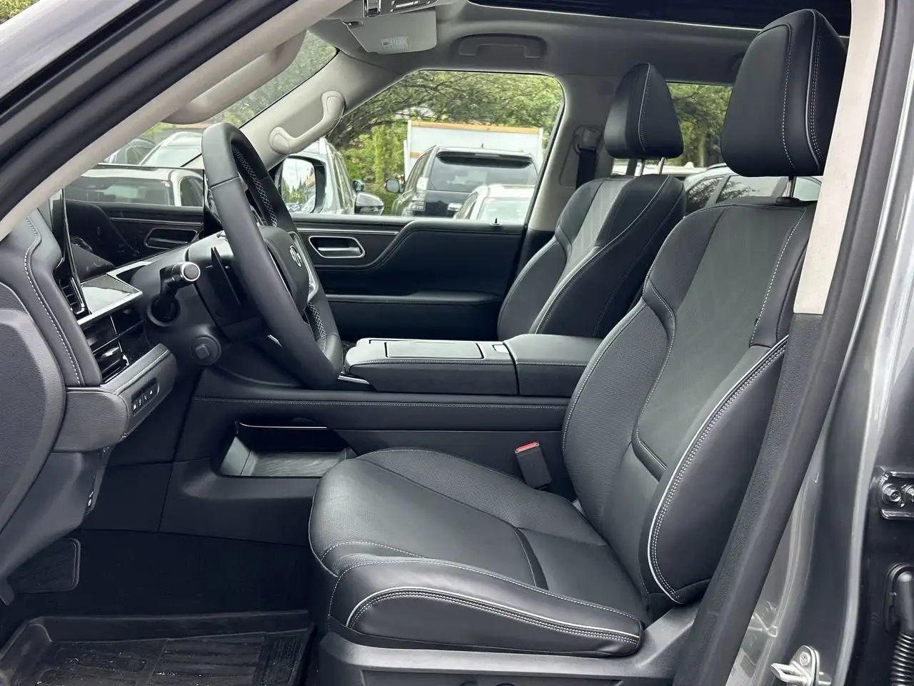 Infiniti QX80 снимка Infiniti QX80