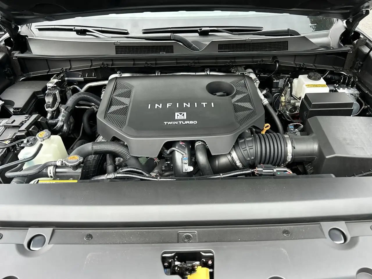 Infiniti QX80 снимка Infiniti QX80