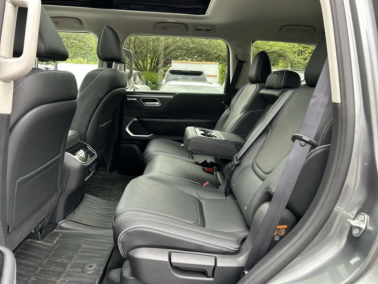 Infiniti QX80 снимка Infiniti QX80