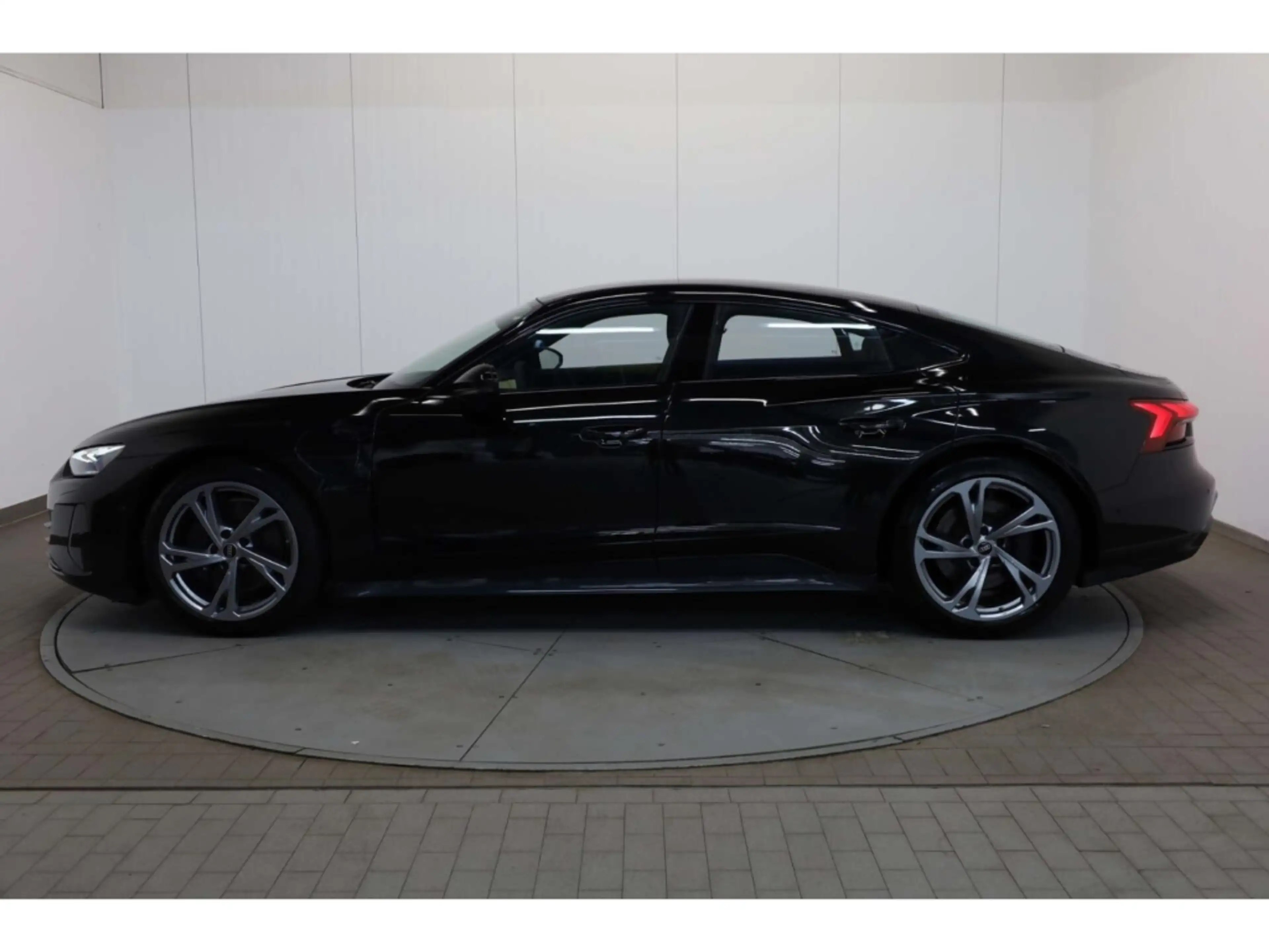 Audi e-tron GT — photo 5