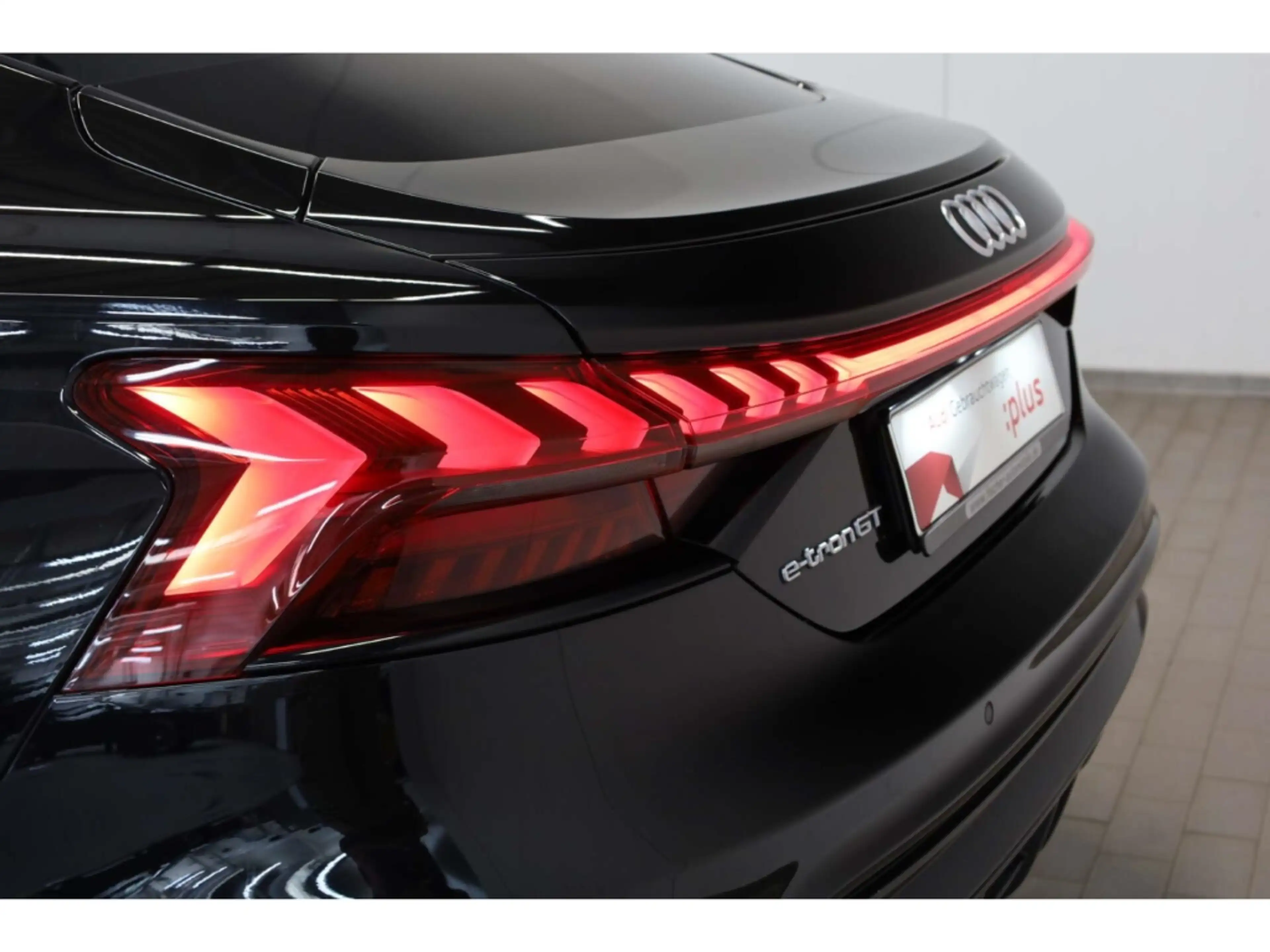 Audi e-tron GT — photo 31