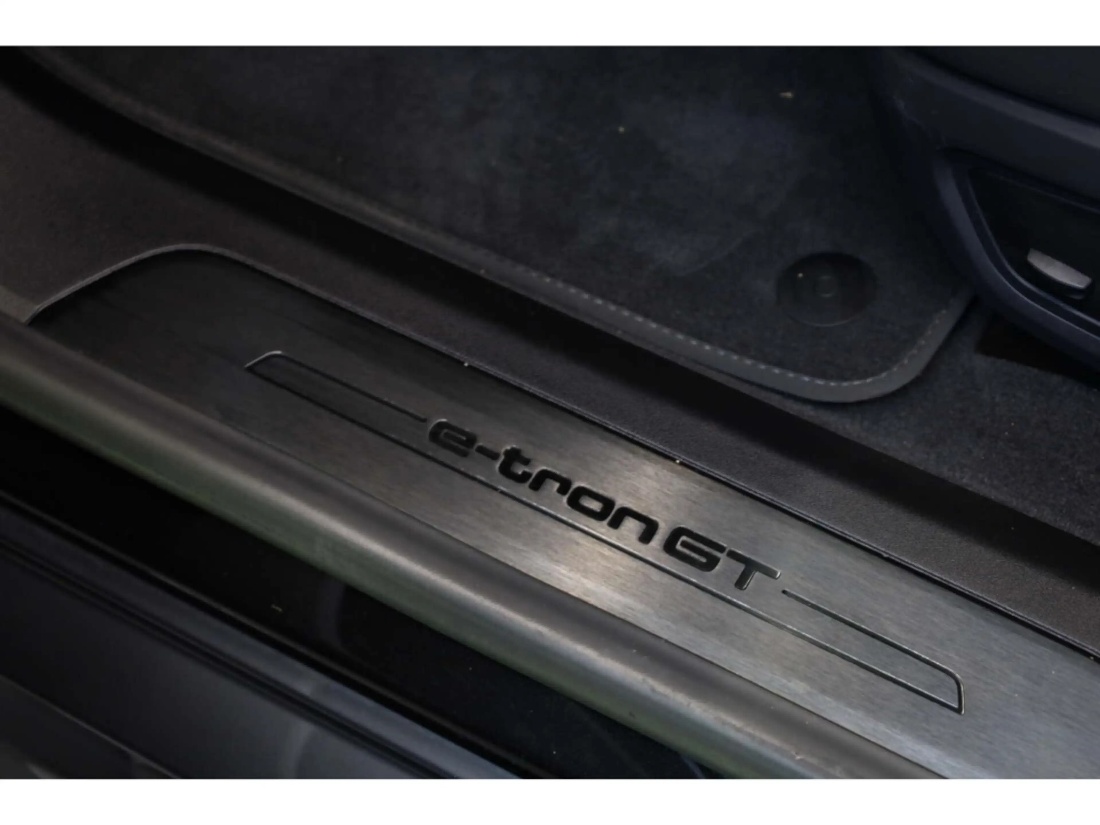Audi e-tron GT — photo 30