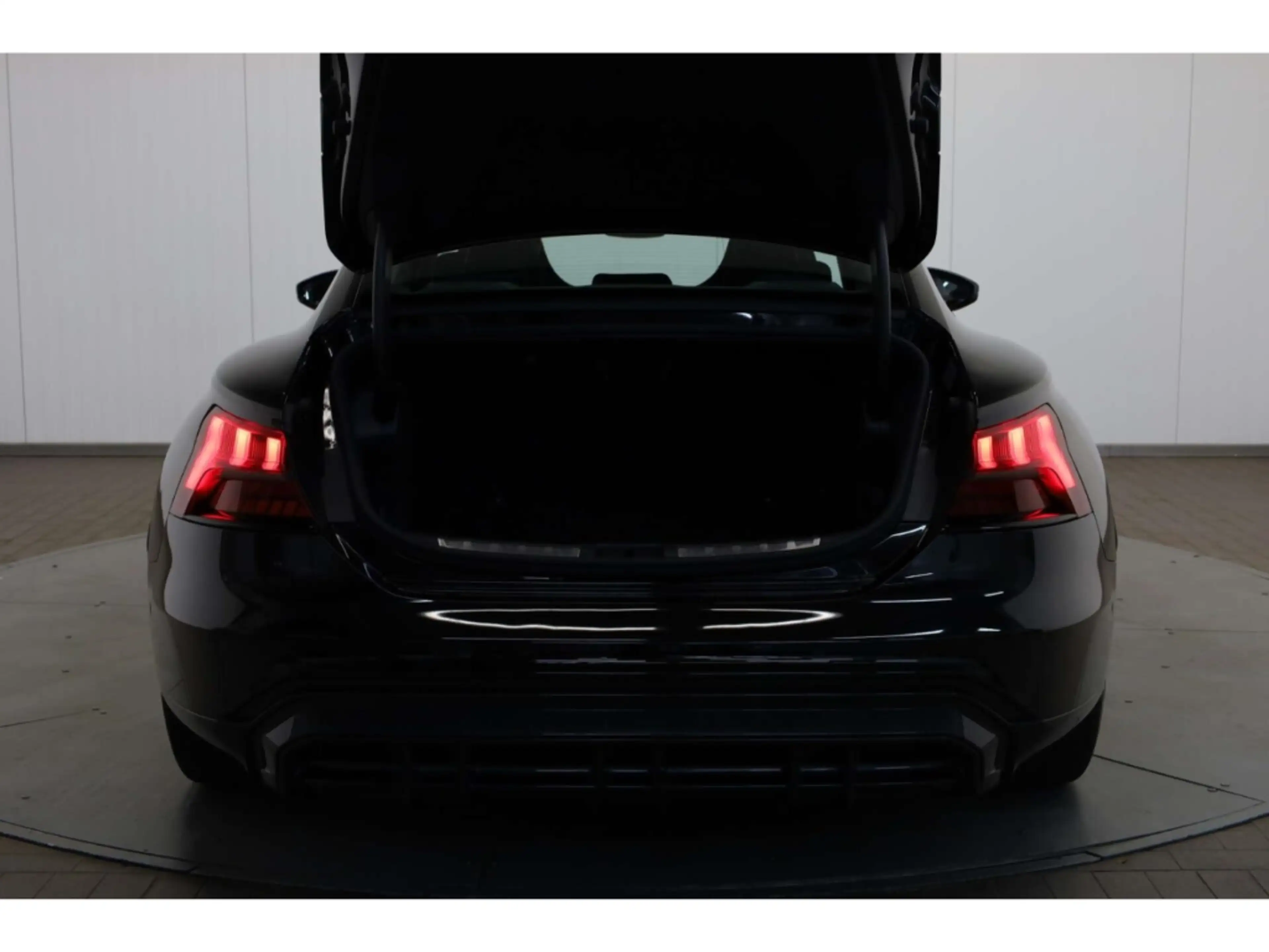 Audi e-tron GT — photo 12