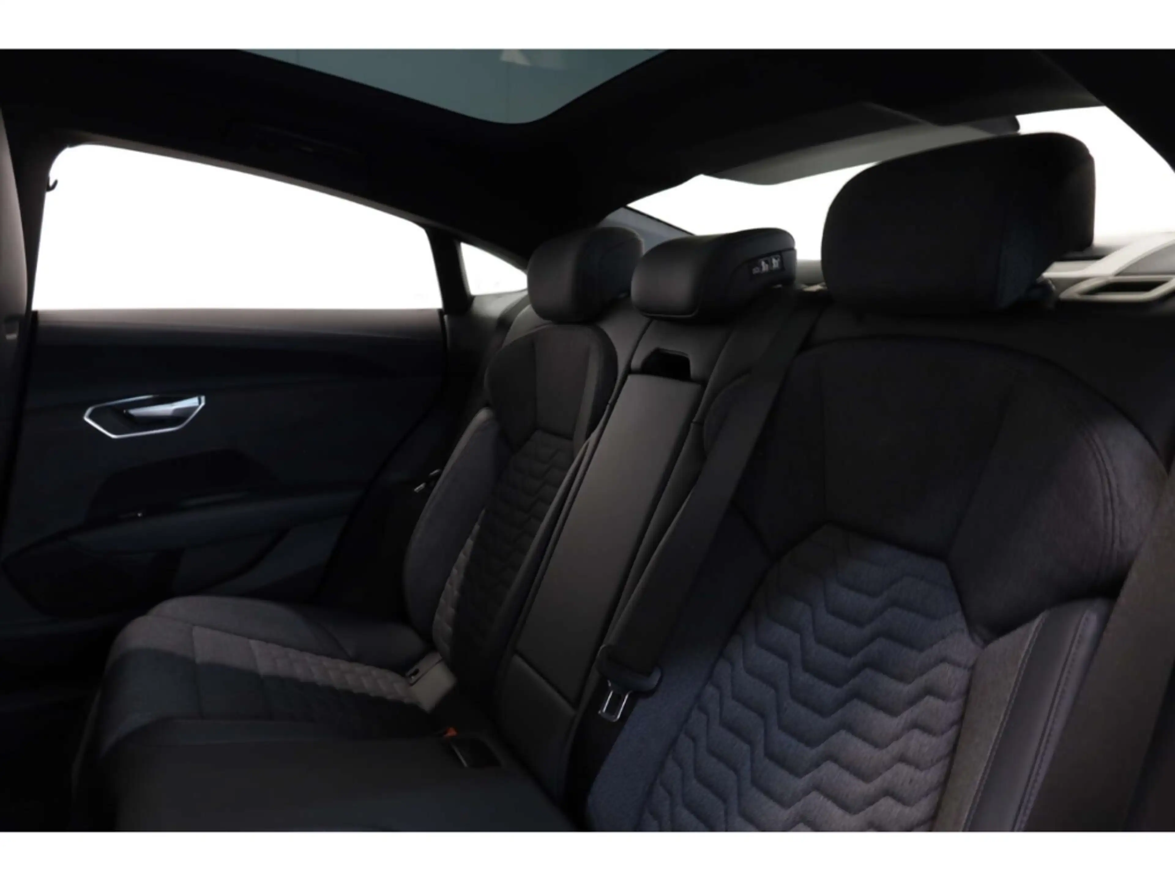 Audi e-tron GT — photo 11