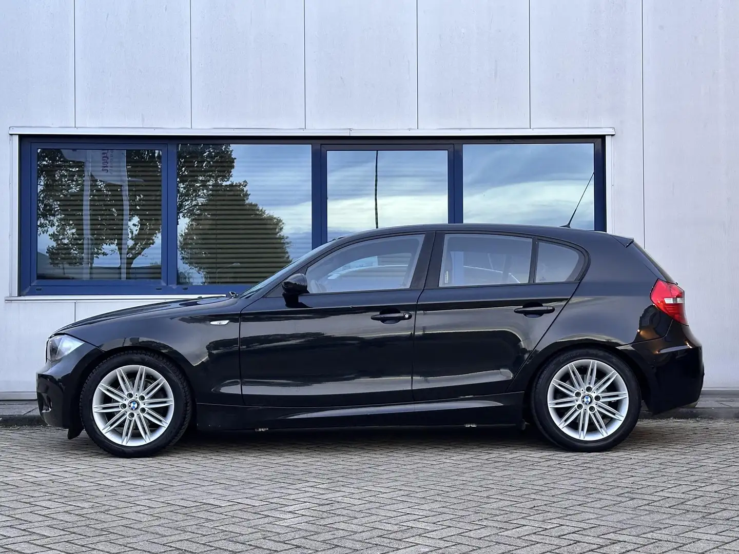 BMW 118 1-serie 118i High Executive l M-Pakket l NL Auto l Zwart - 2