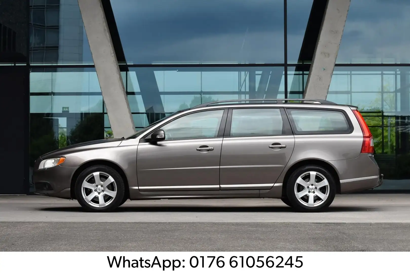 Volvo V70 Kombi Momentum*TÜV*LEDER*XENON*SZHG*PDC*NAVI Grau - 2