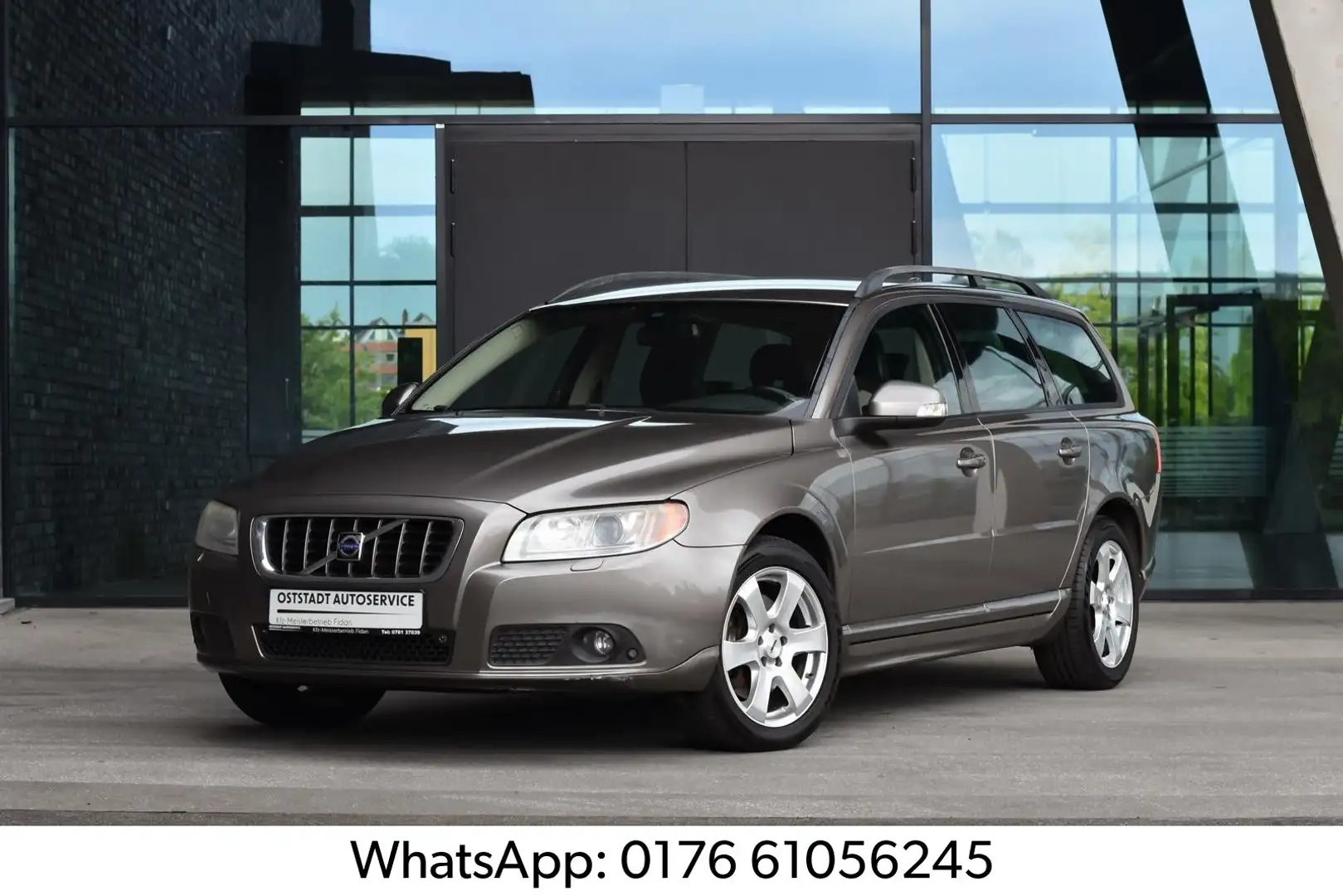 Volvo V70 Kombi Momentum*TÜV*LEDER*XENON*SZHG*PDC*NAVI Grau - 1