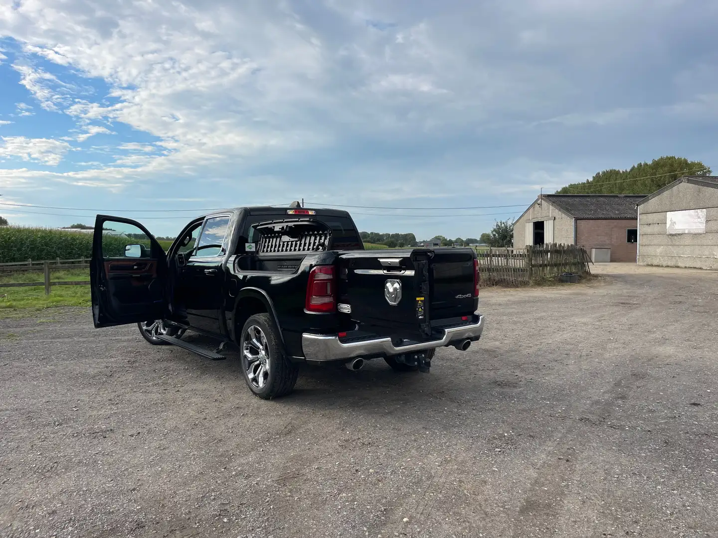 Dodge RAM 1500 Longhorn - E-Torque Zwart - 1