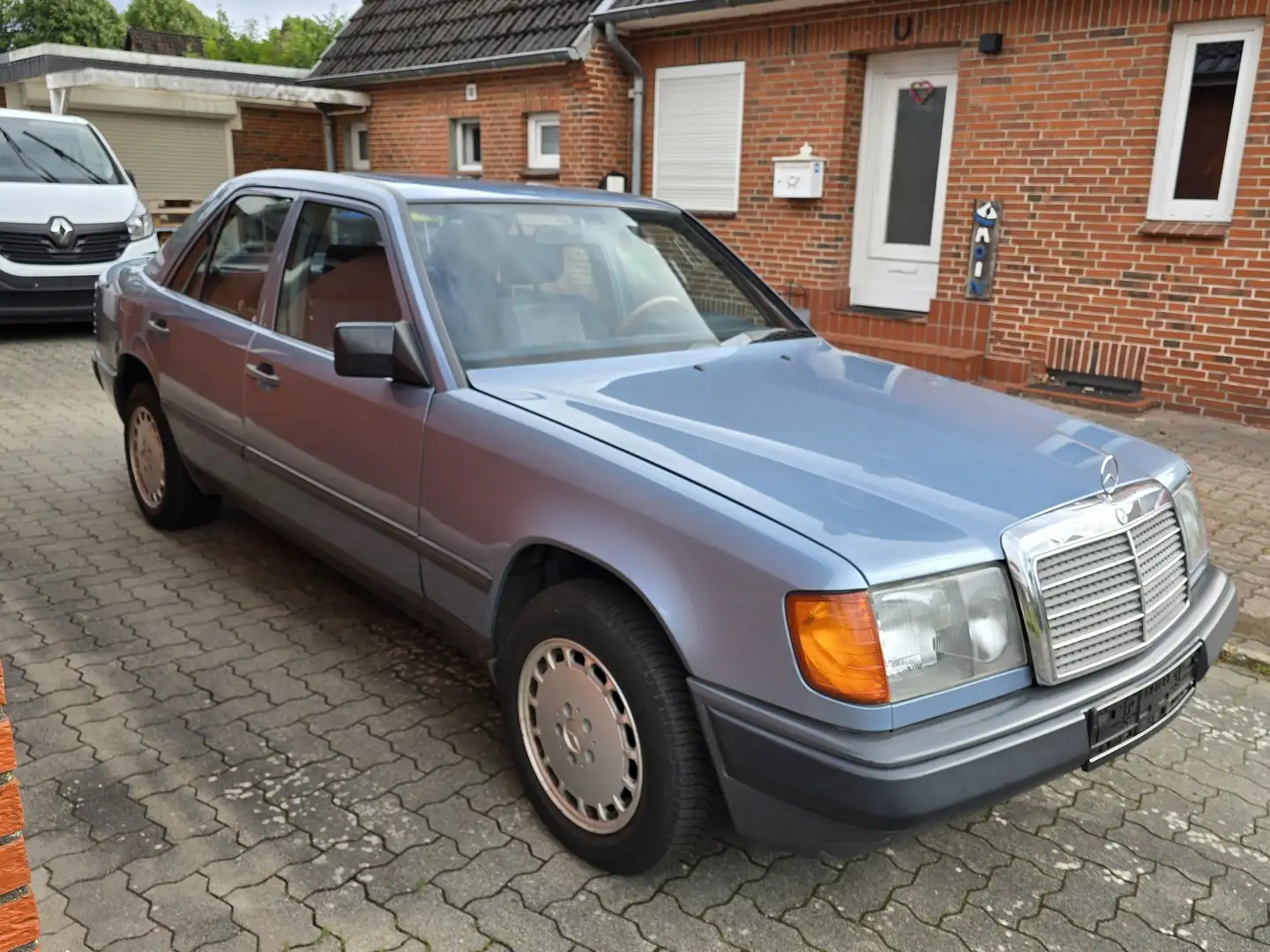 Mercedes-Benz E 300 Bleu - 1
