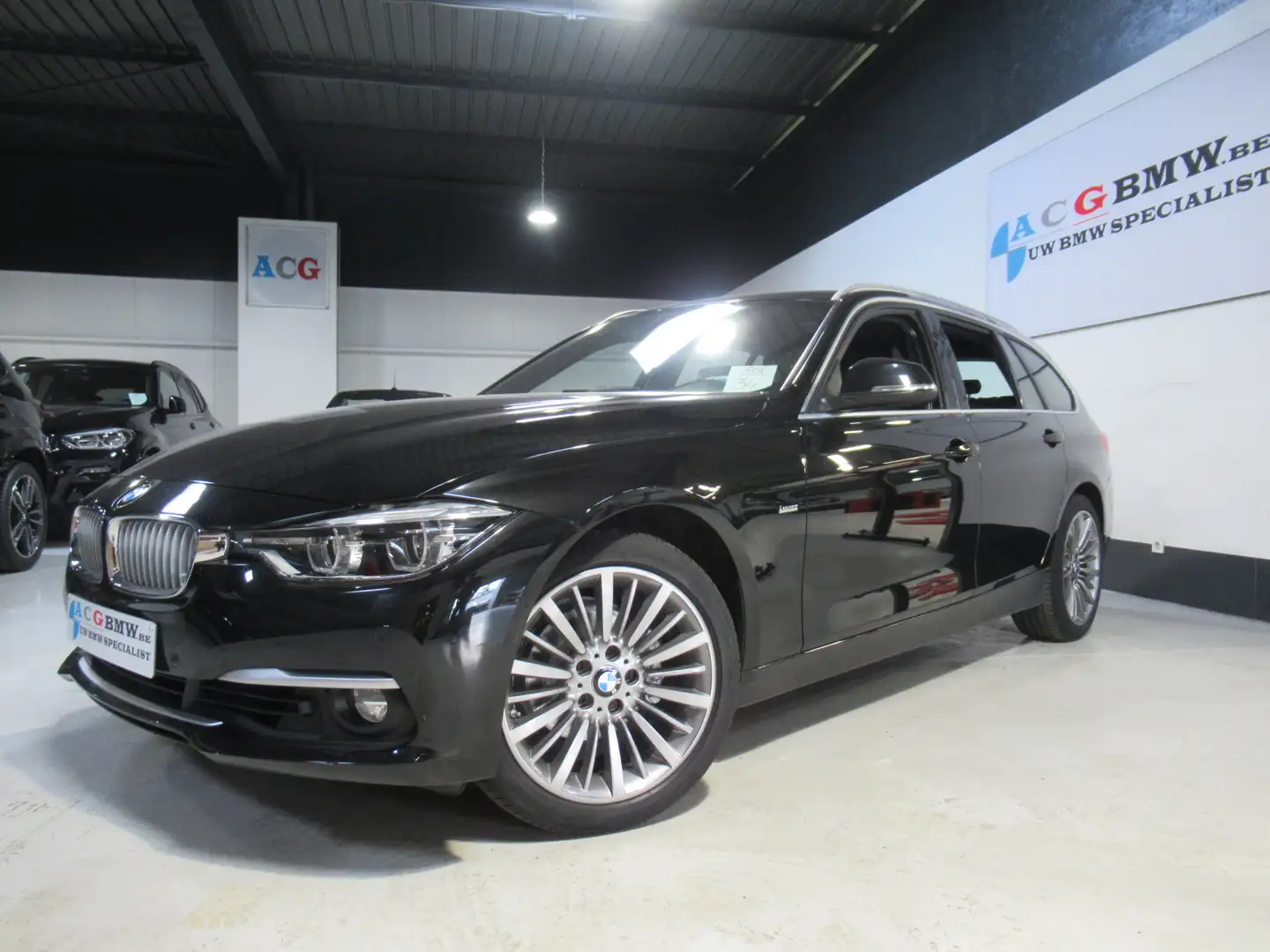 BMW 320 i Aut Leder Navi Pro Camera Digital Tacho HiFI DAB Schwarz - 2