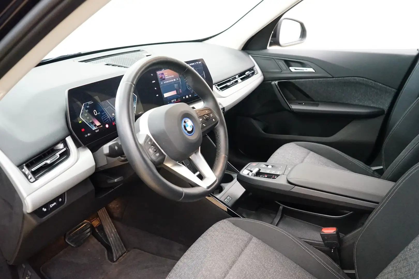 BMW iX1 eDrive20 [LED, RFK, LRH, Komfortzugang, DAB] Schwarz - 2