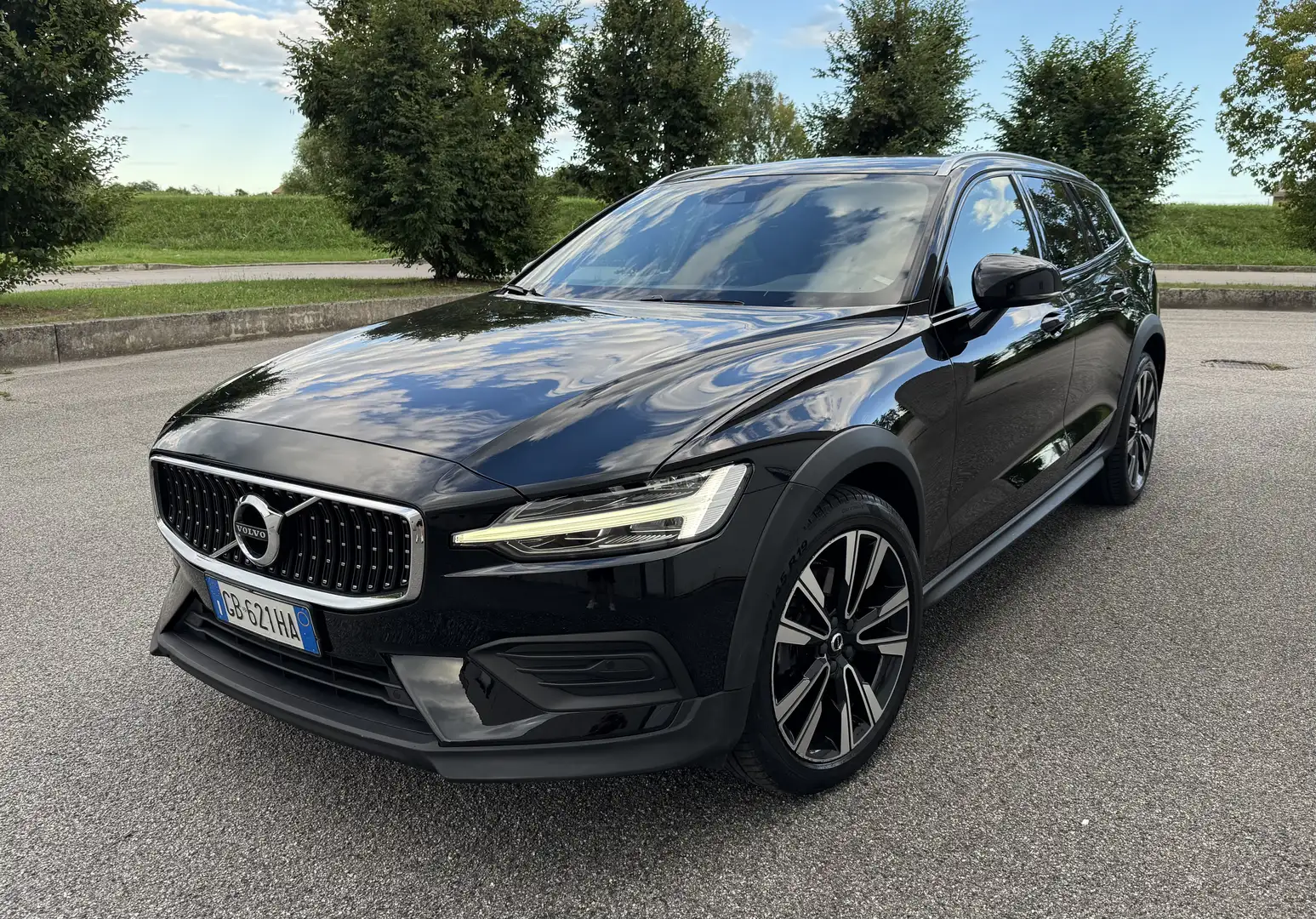 Volvo V60 Cross Country 2.0 d4 polestar Pro awd 200cv geartronic my20 Negru - 1