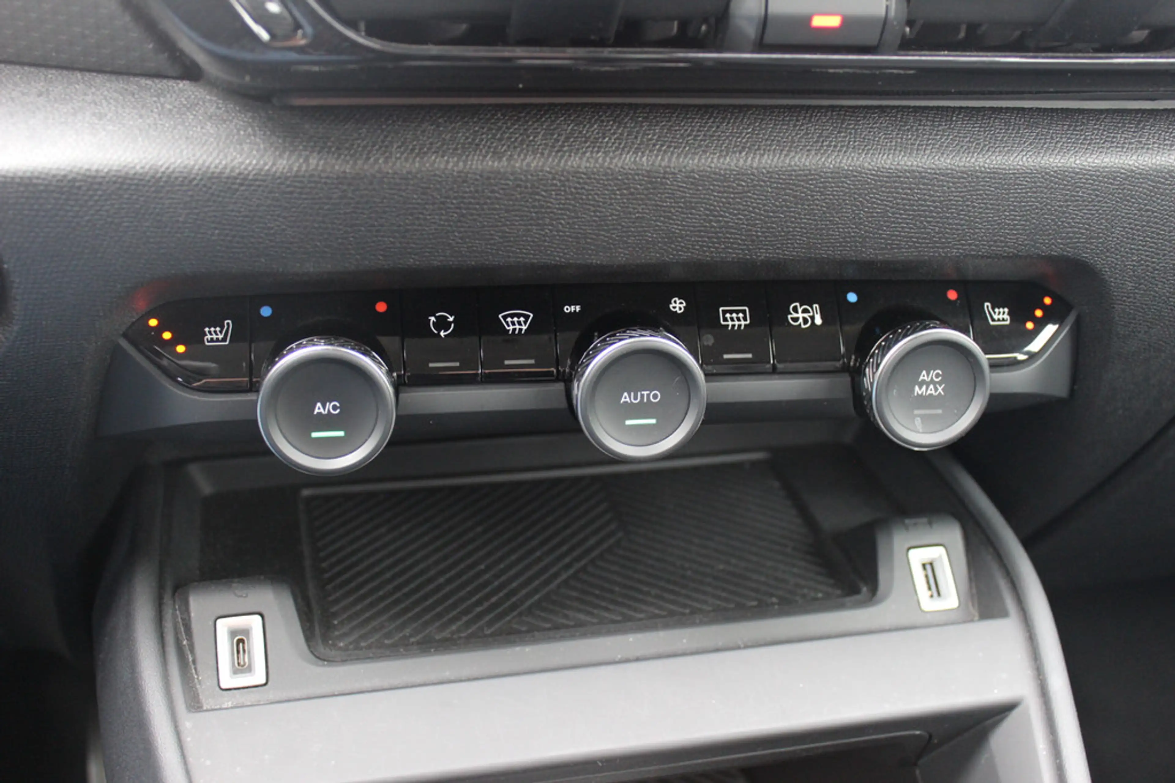 Citroen E-C4 Electric Feel 50 kWh / Camera / Head-up / Keyless / CarPlay — photo 29