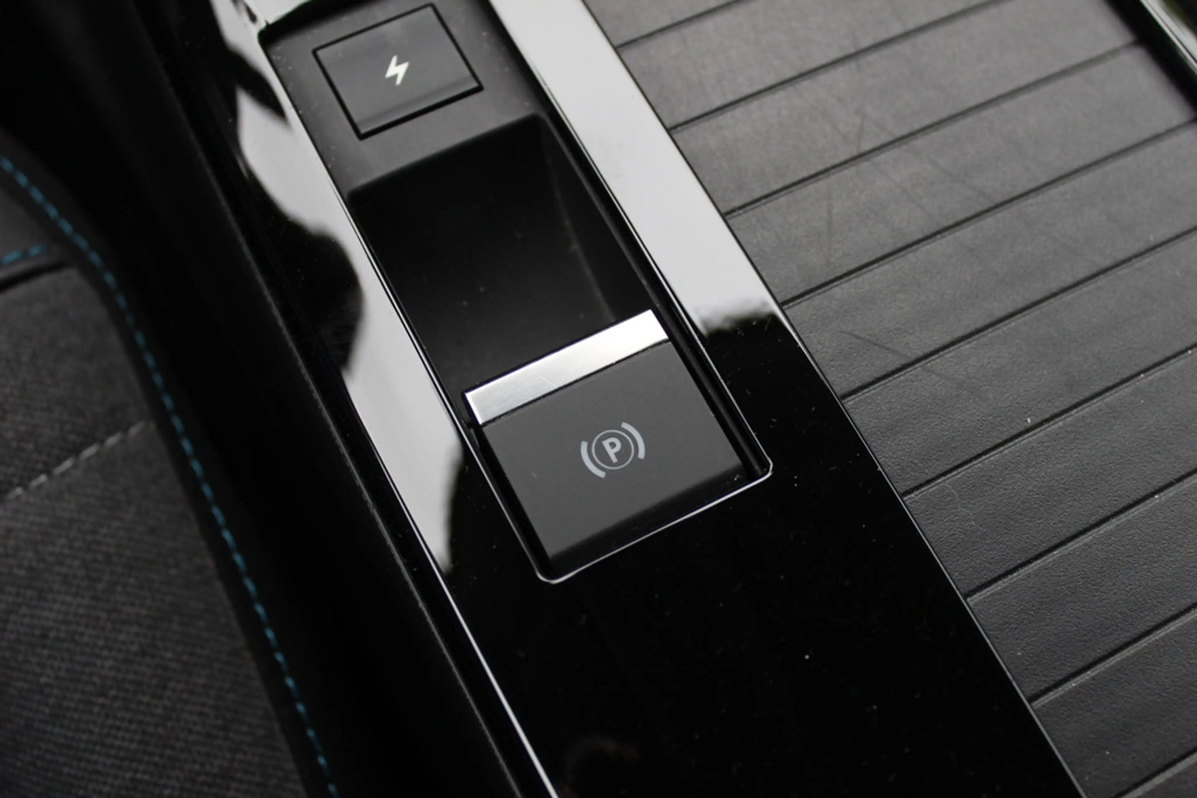 Citroen E-C4 Electric Feel 50 kWh / Camera / Head-up / Keyless / CarPlay — photo 33