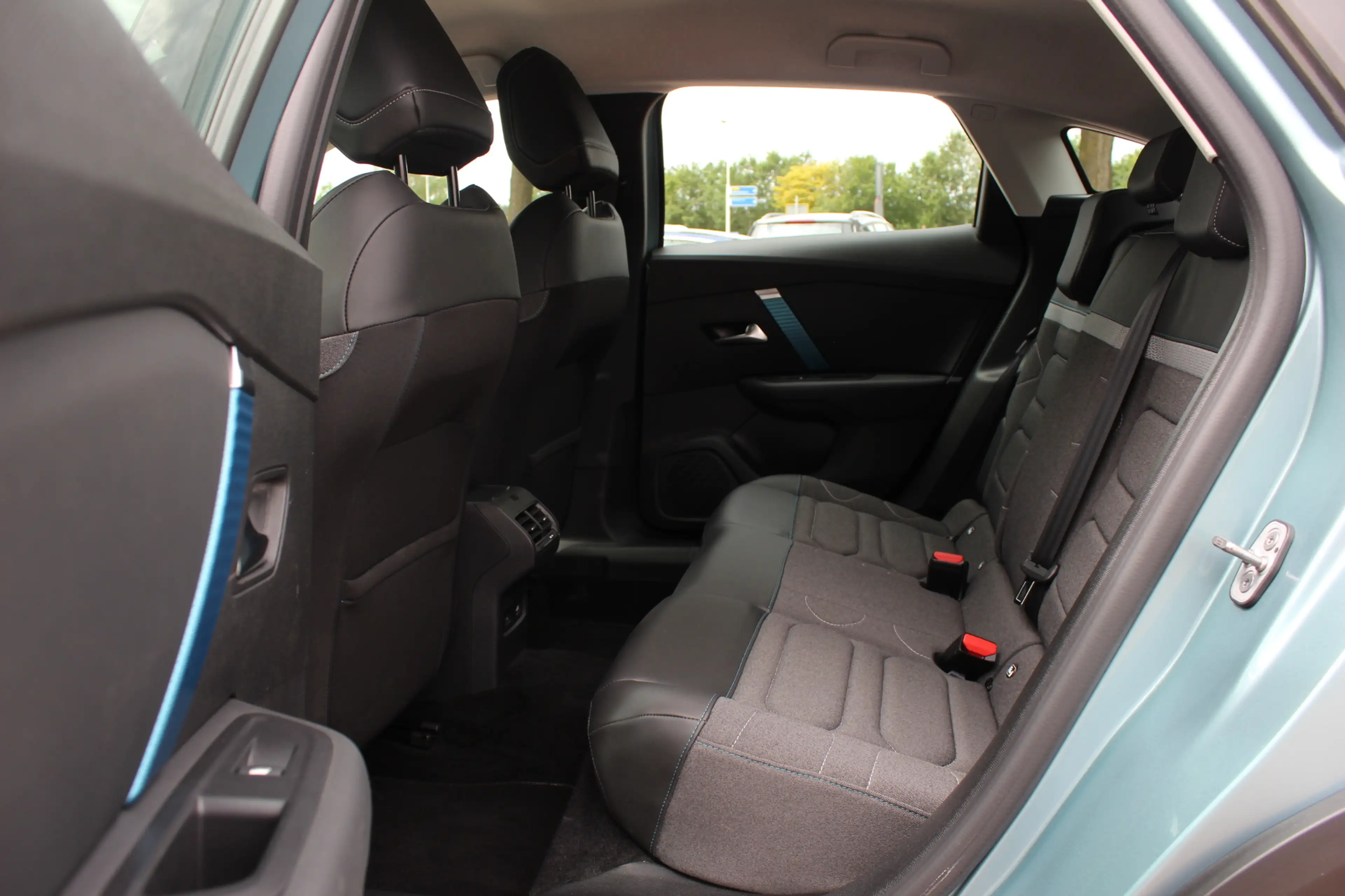 Citroen E-C4 Electric Feel 50 kWh / Camera / Head-up / Keyless / CarPlay — photo 12