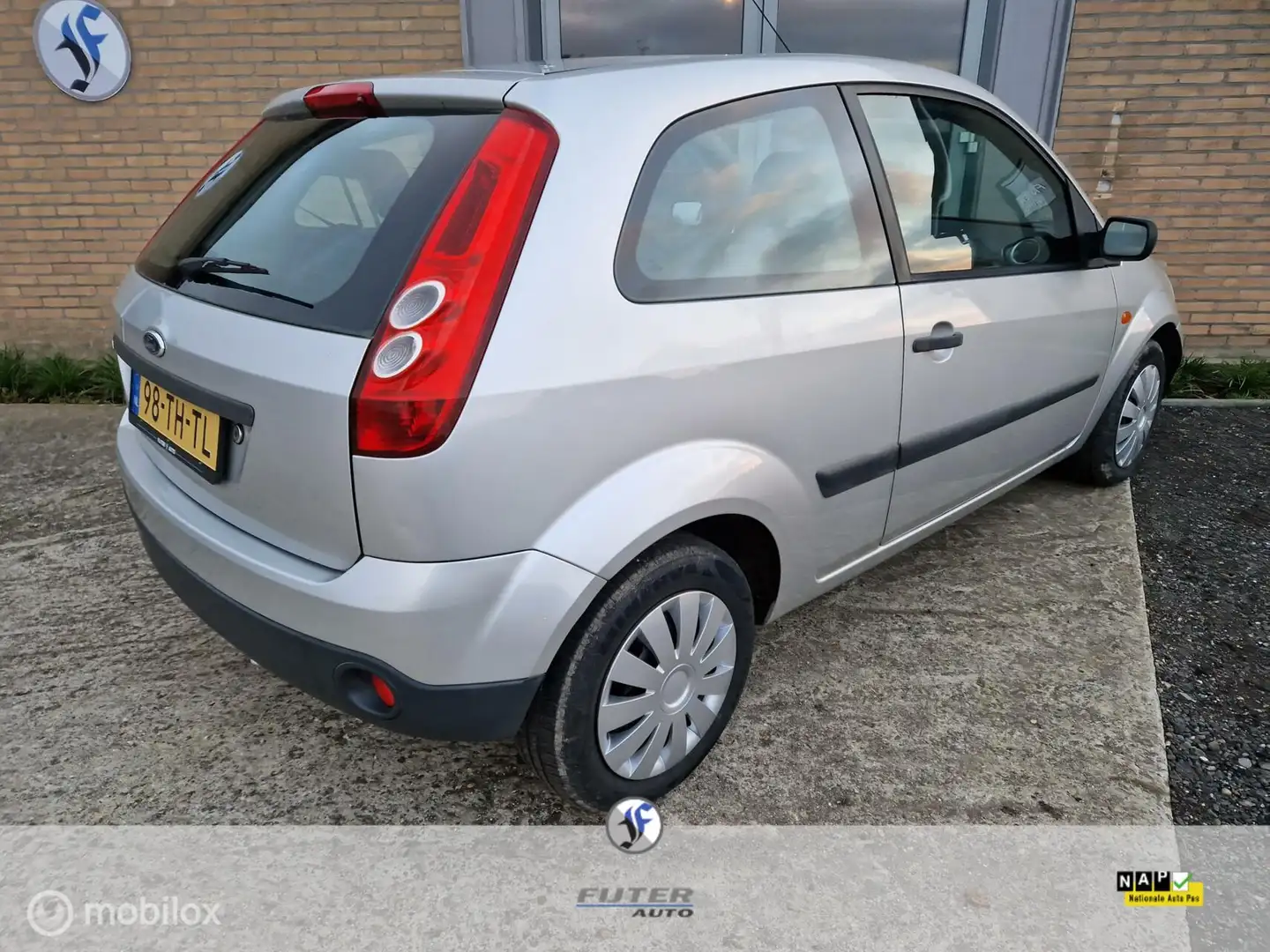 Ford Fiesta 1.3 Style Airco Gris - 2