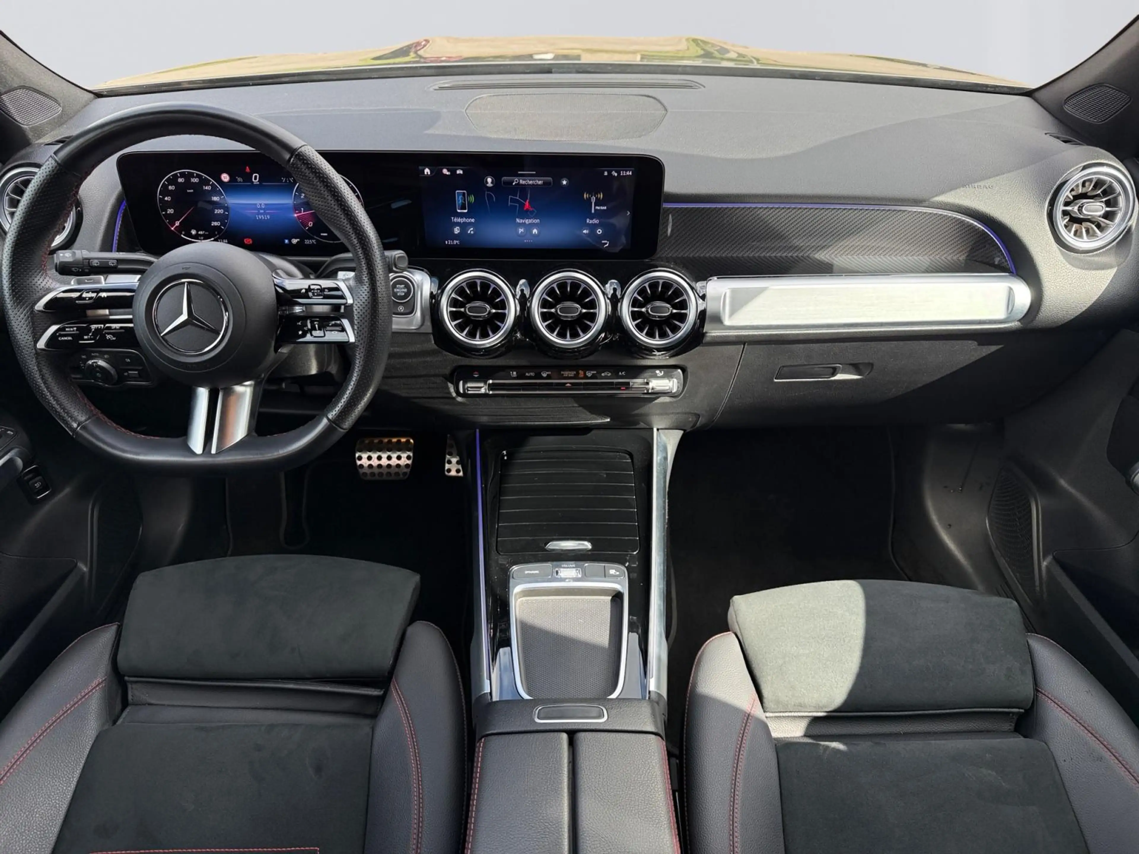 Mercedes-Benz GLB 200 AMG Line — photo 13