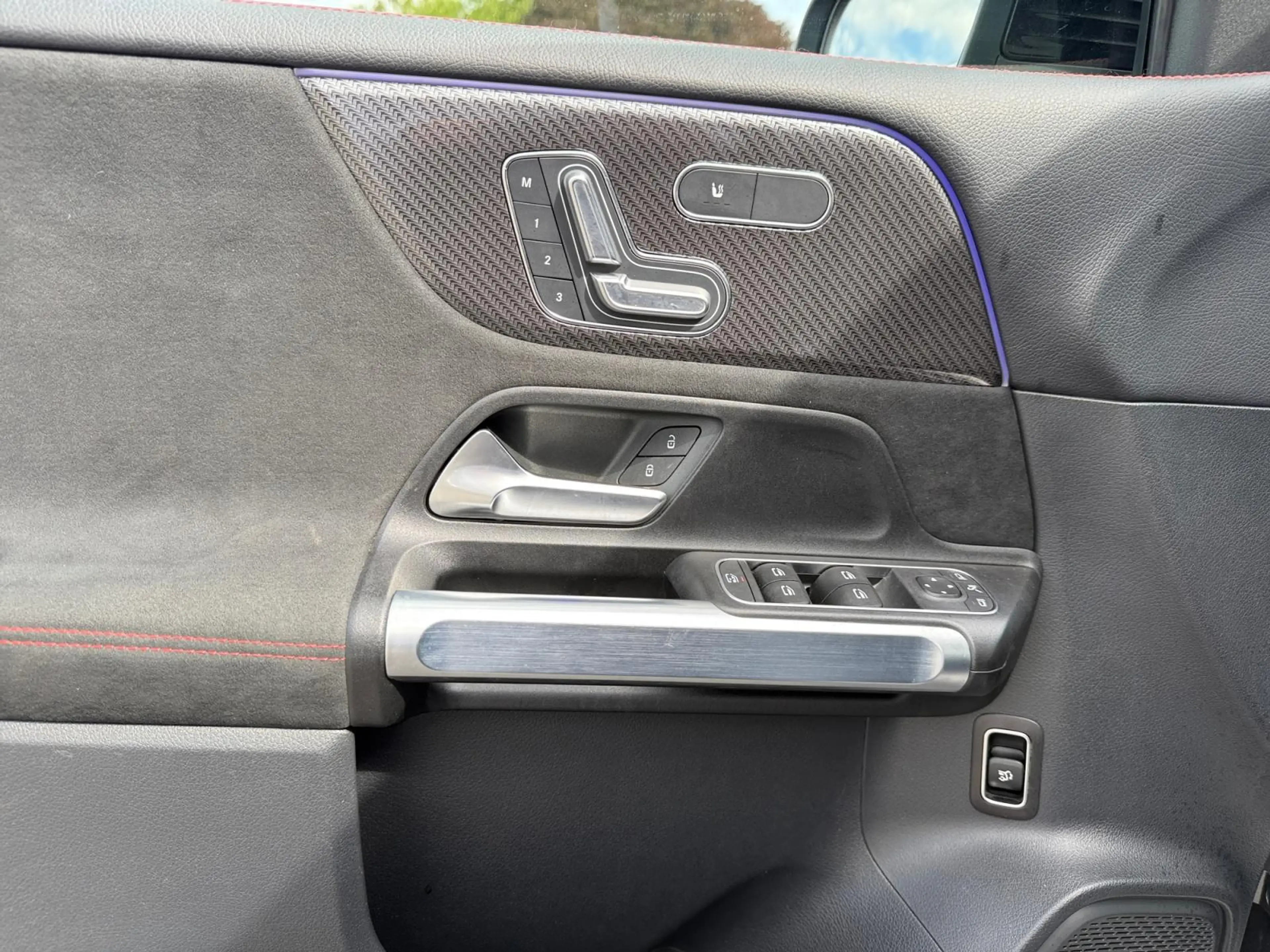 Mercedes-Benz GLB 200 AMG Line — photo 10